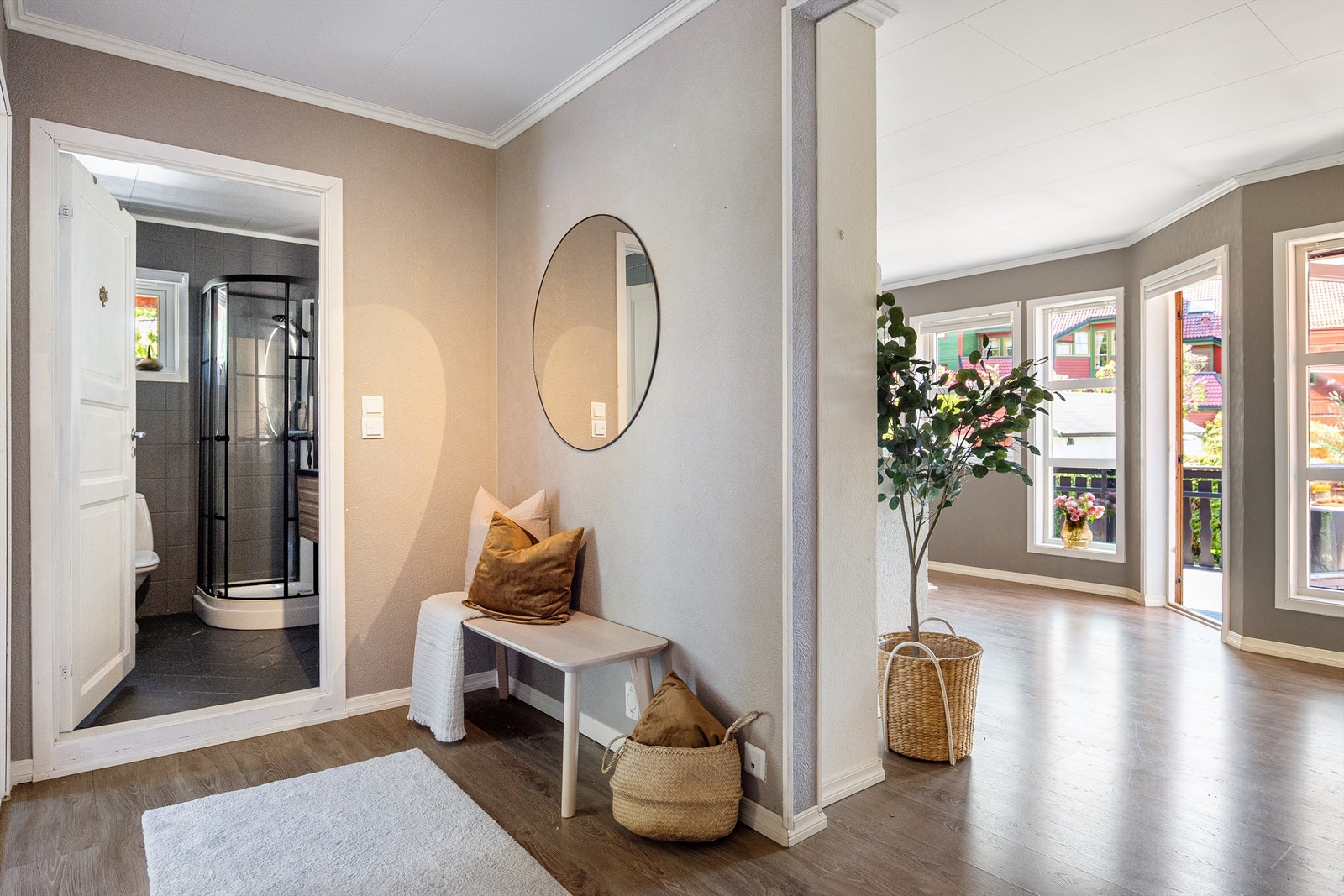 Romslig entré Galleribilde