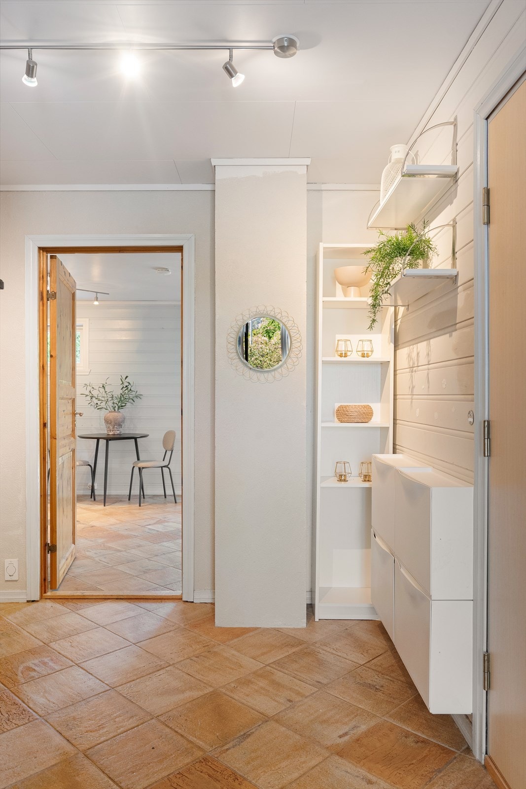 Romslig entré med skooppbevaring Galleribilde