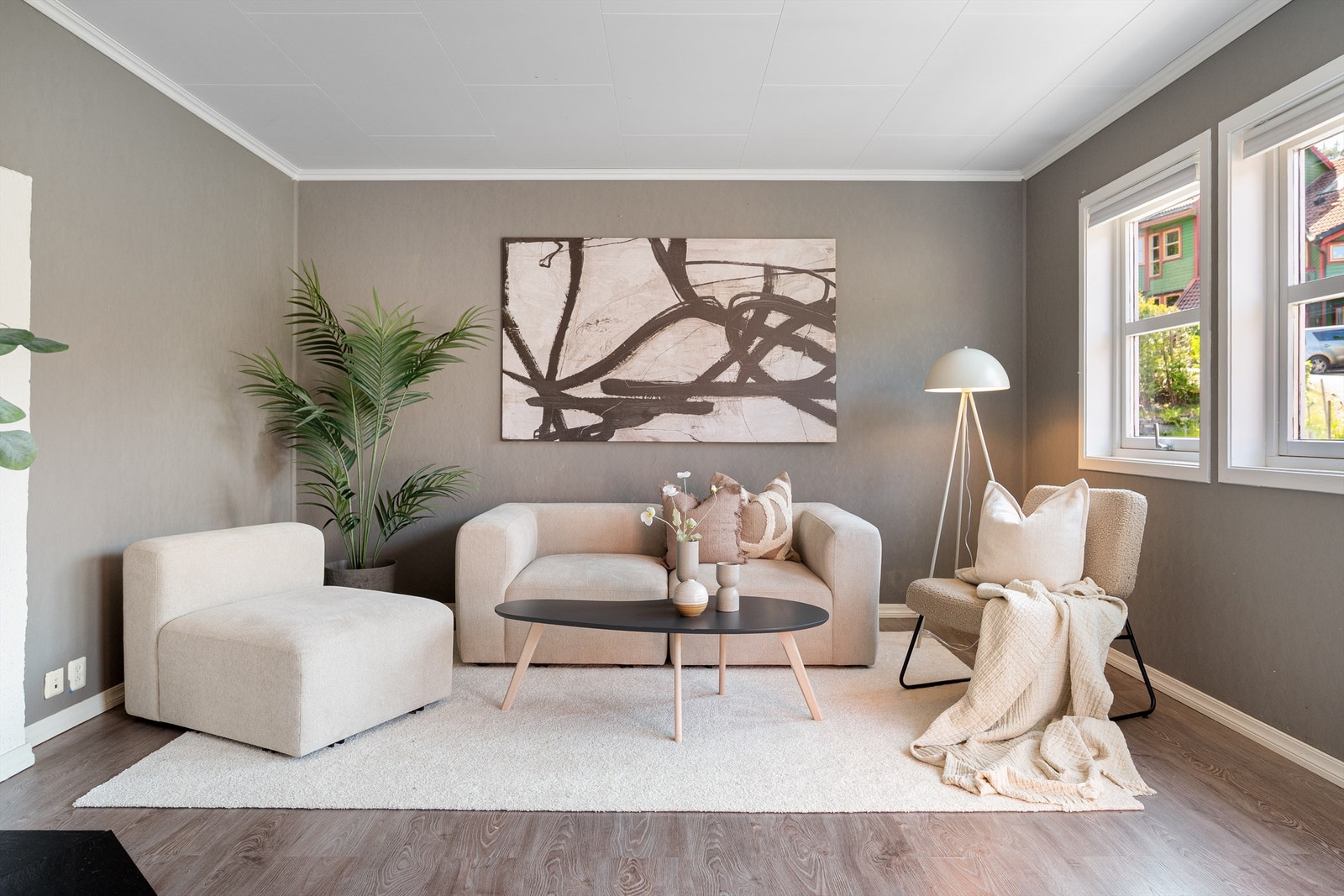 Stuens gode vindusflater gir godt med naturlig lys og dermed en luftig følelse Galleribilde