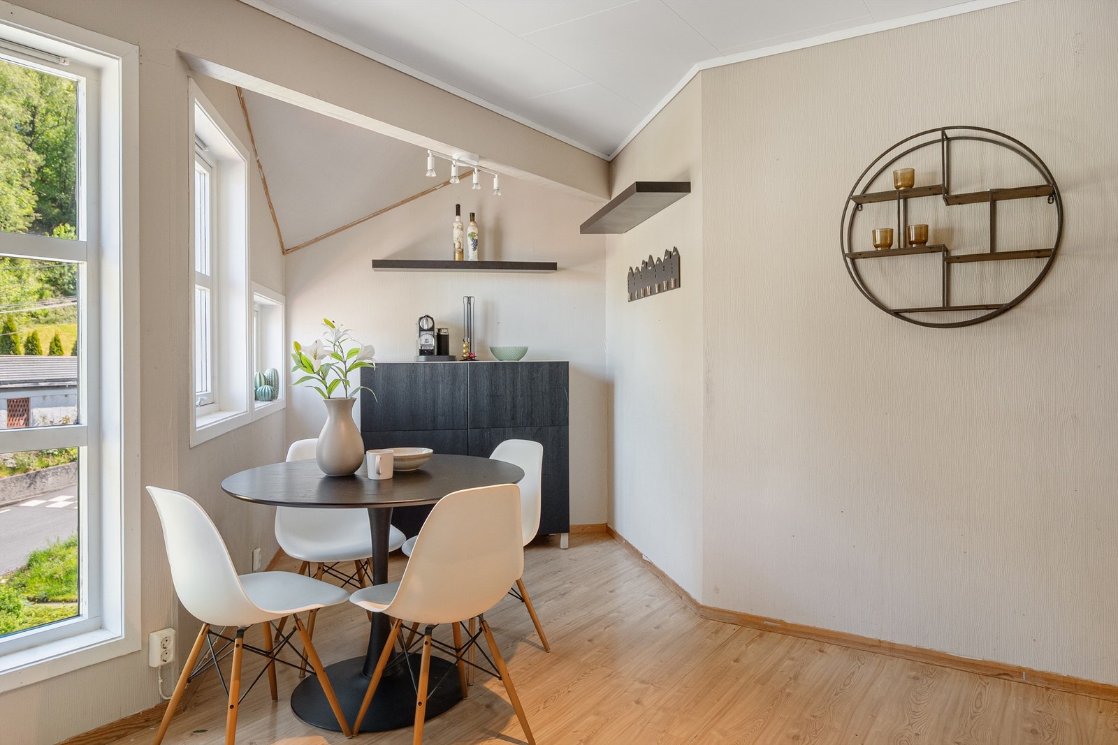 Spisestue med store vinduer og utsikt mot nabolagets grøntarealer Galleribilde