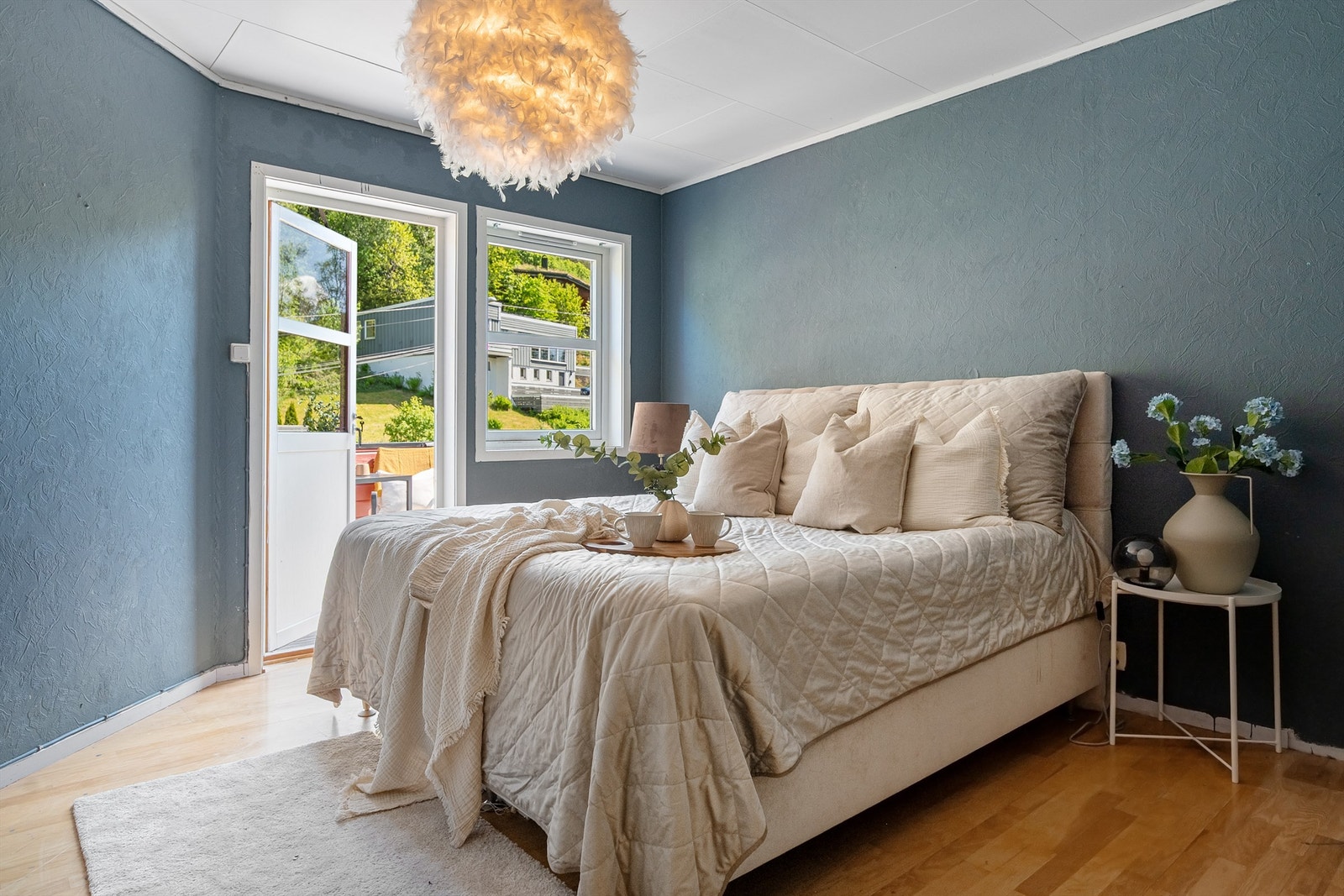 Boligens hovedsoverom, lokalisert i 1. etasje. God plass til dobbeltseng og nattbord. Her har man også utgang til terrassen i 1. etasje Galleribilde