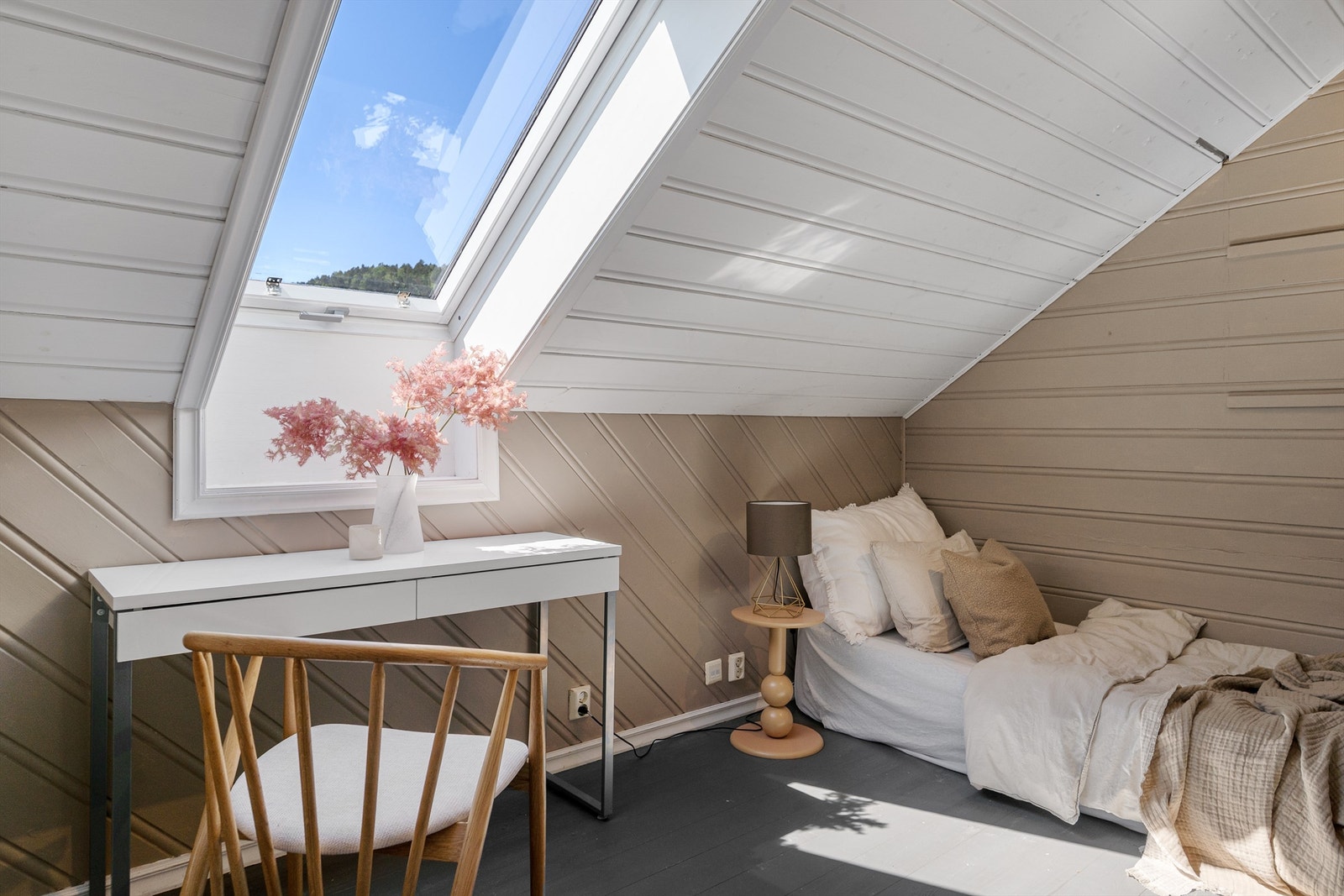 Soverom 5 på loftet med plass til skrivepult Galleribilde