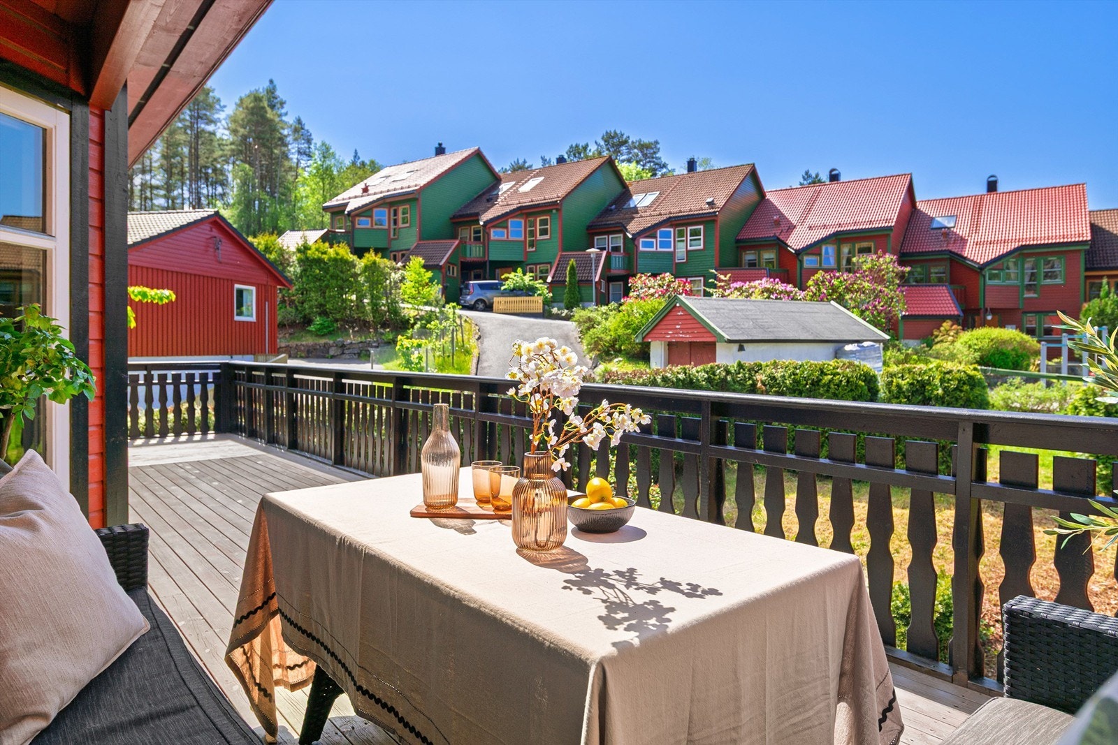Utsikt fra boligens terrasse på dagtid Galleribilde