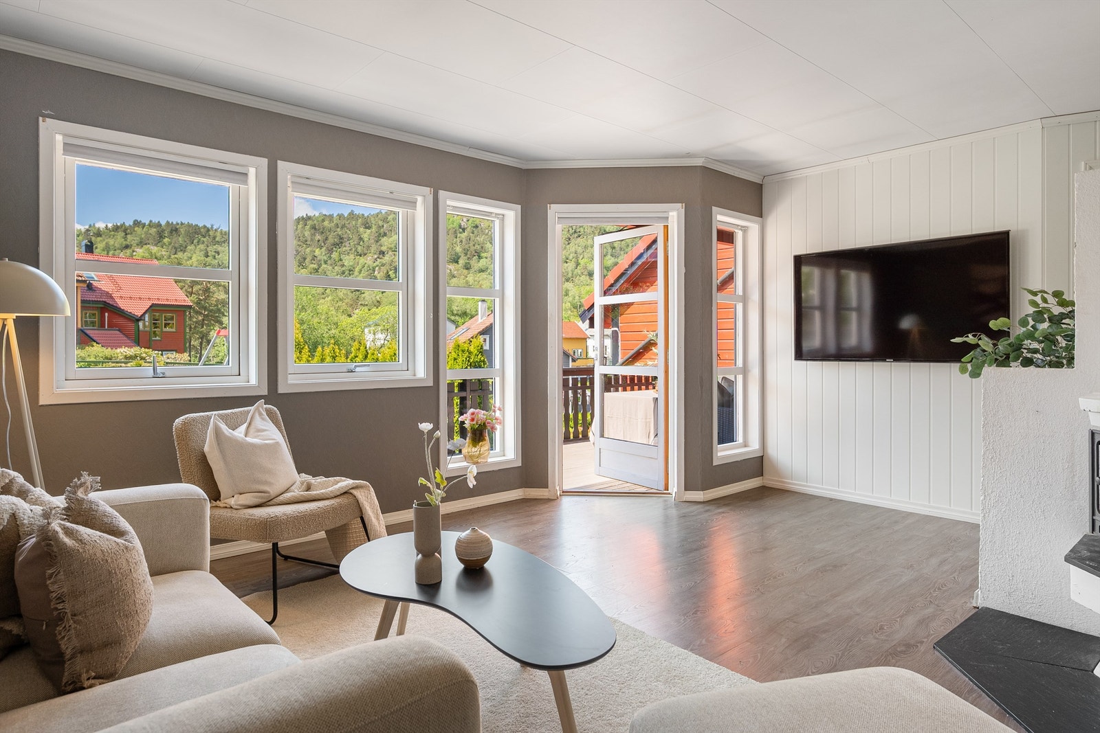 Utgang til terrassen fra stuen Galleribilde