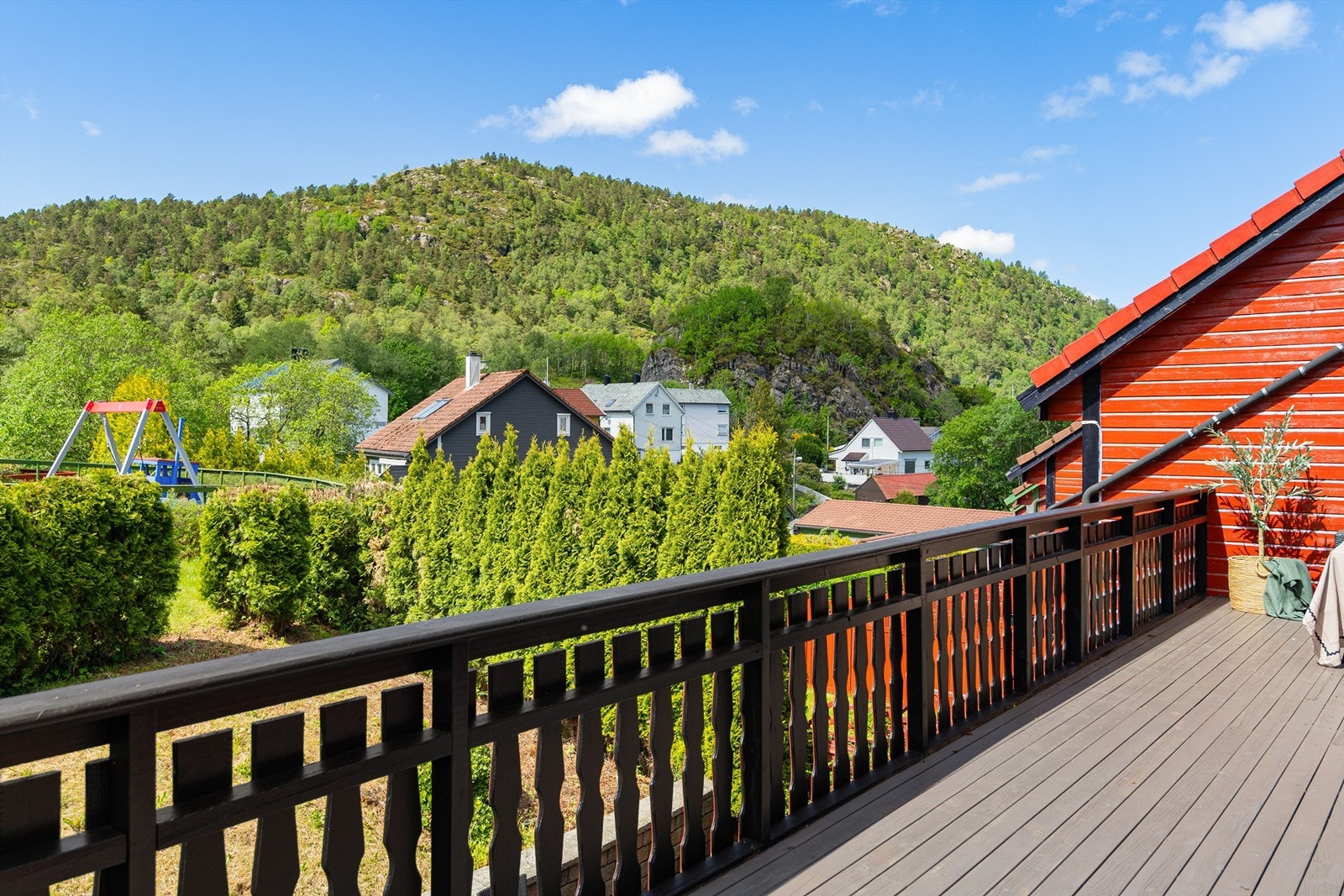 Boligen ligger i naturskjønne omgivelser. Fra terrassen kan du finne roen mens du skuer over de flotte grøntarealene. Galleribilde