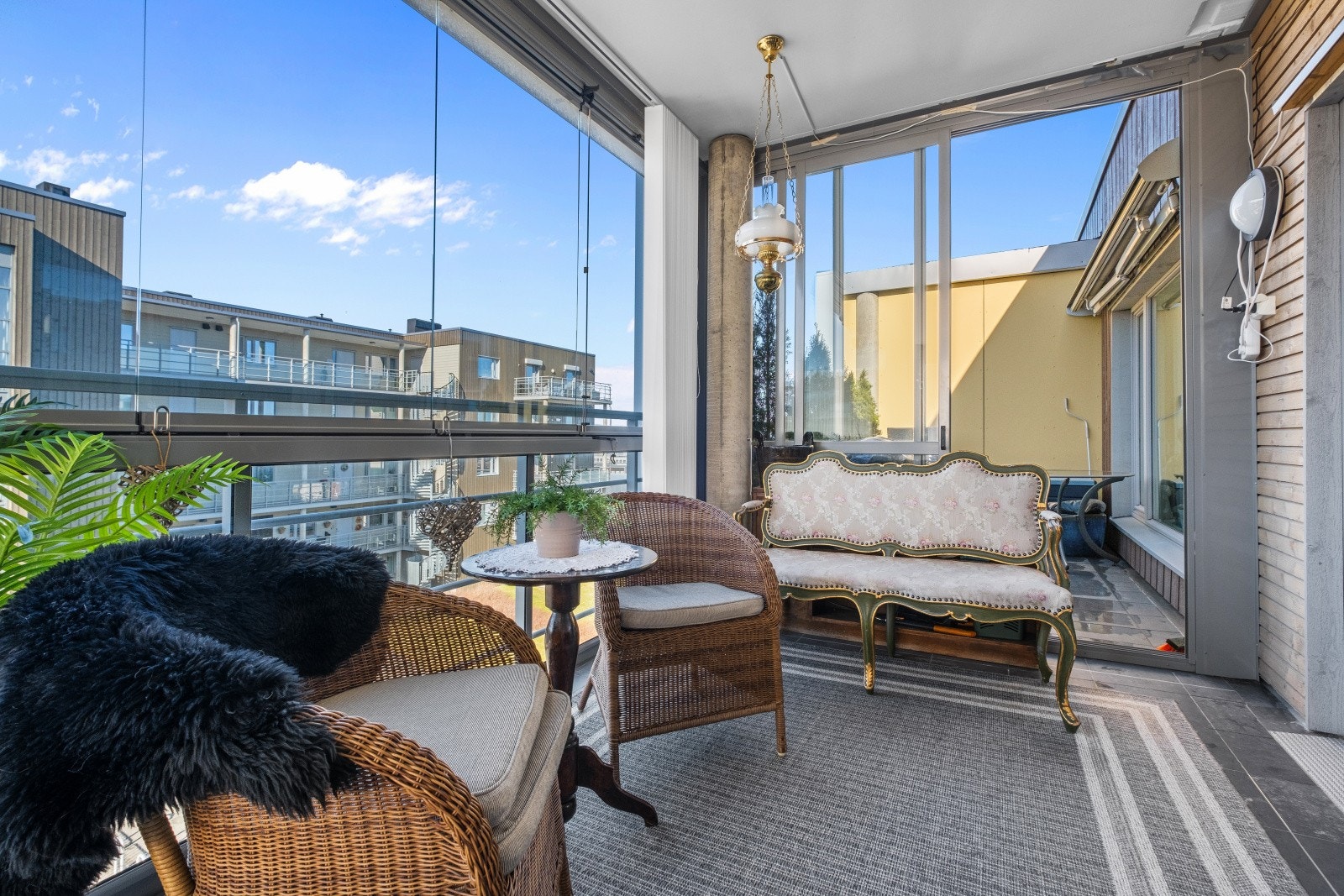 Fra den innglassede balkong har man direkte utgang til balkong uten innglassing. Galleribilde