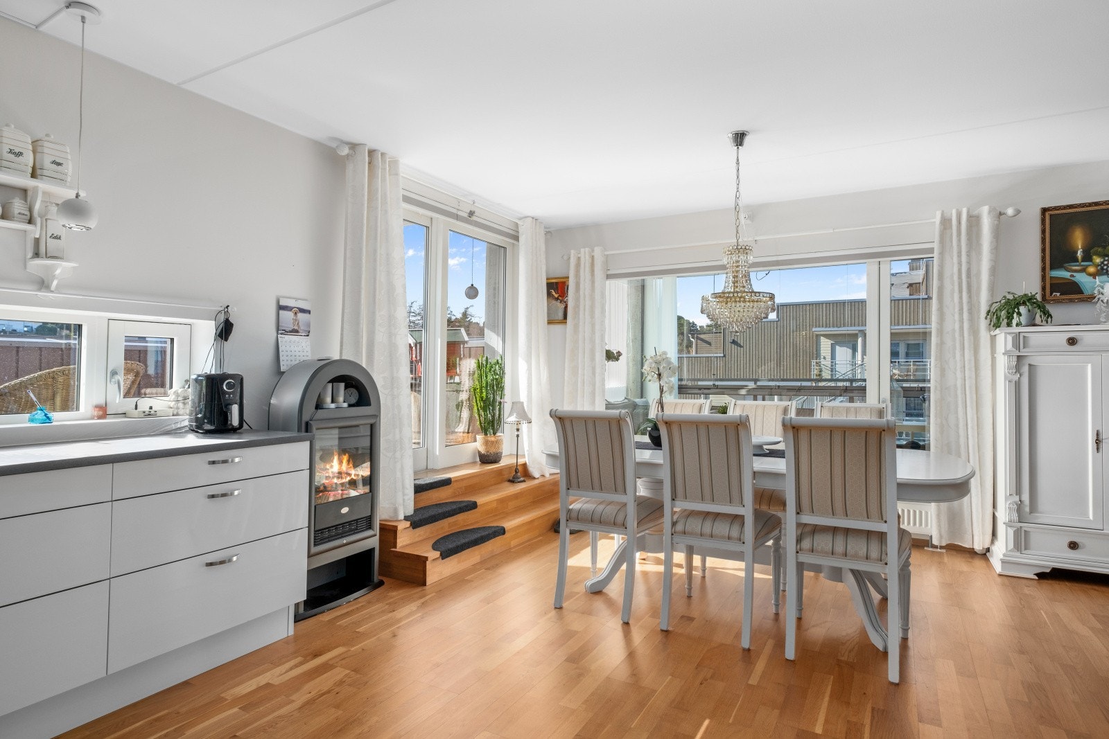 God plass til spisestue i forlengelse av kjøkkenet. Galleribilde