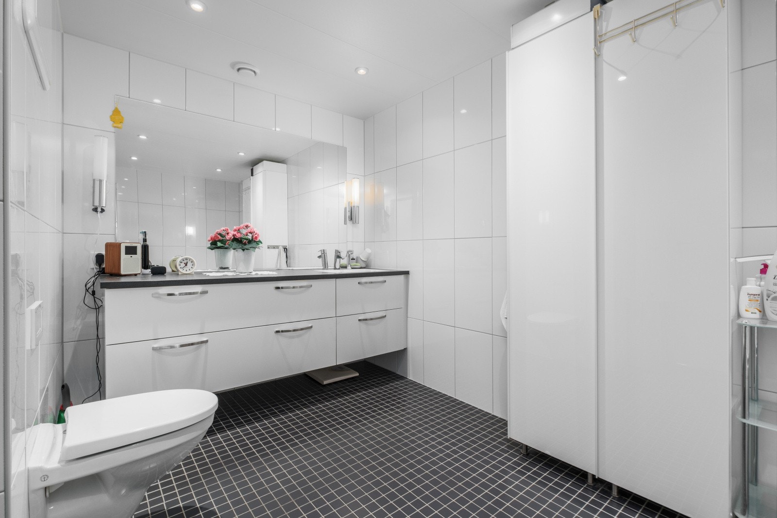 Badet er av god størrelse, og har mye oppbevaringsplass og godt med gulvareal. Galleribilde