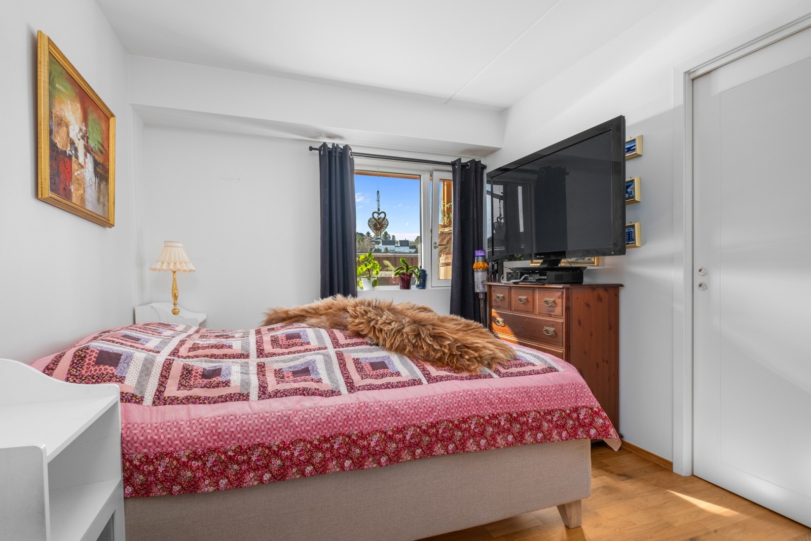 Leiligheten har tre soverom, hvor alle er av god størrelse med plass til seng og oppbevaring. Galleribilde