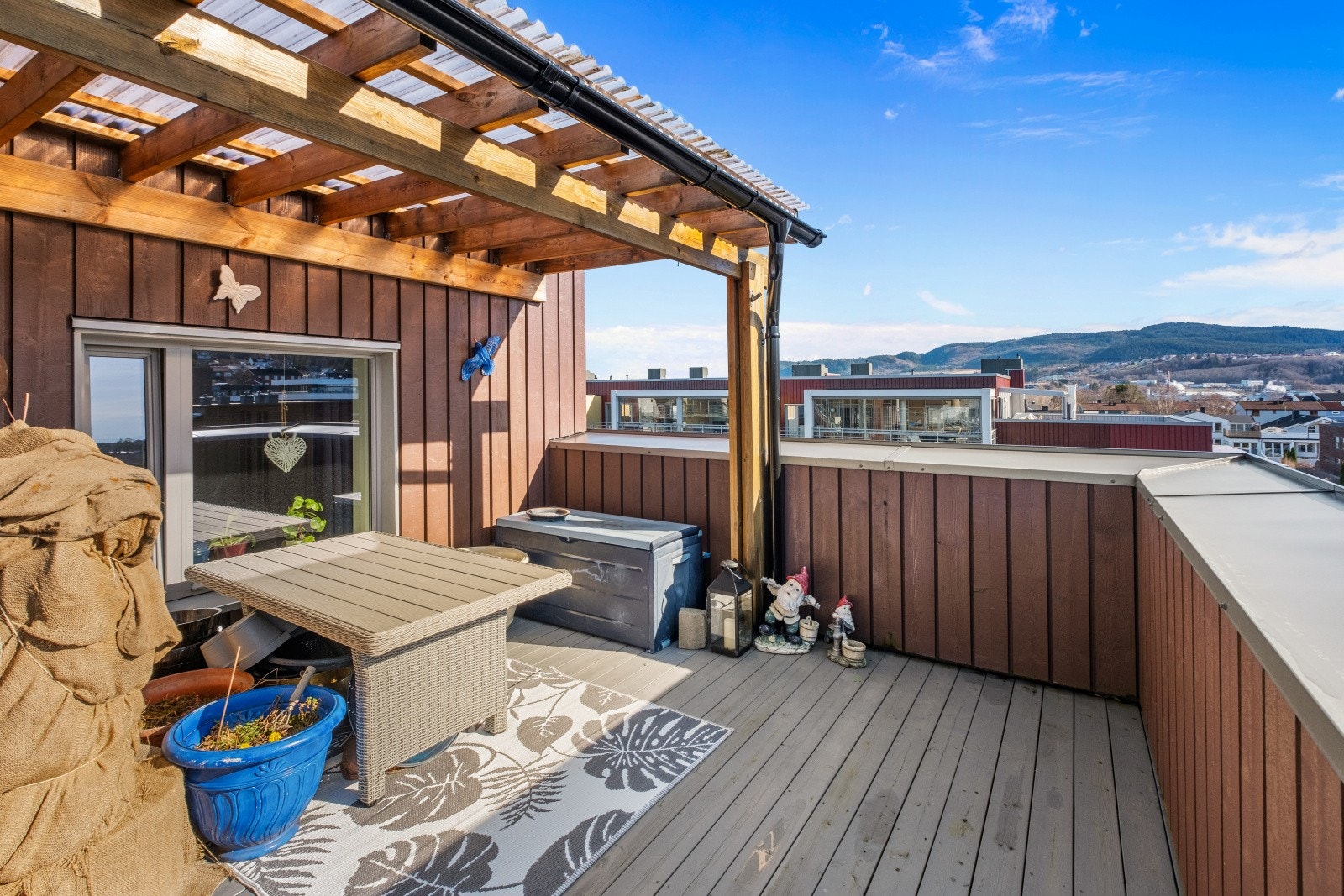 Leiligheten har hele tre uteplasser, så her kan man velge plass etter hvor solen steker. Galleribilde