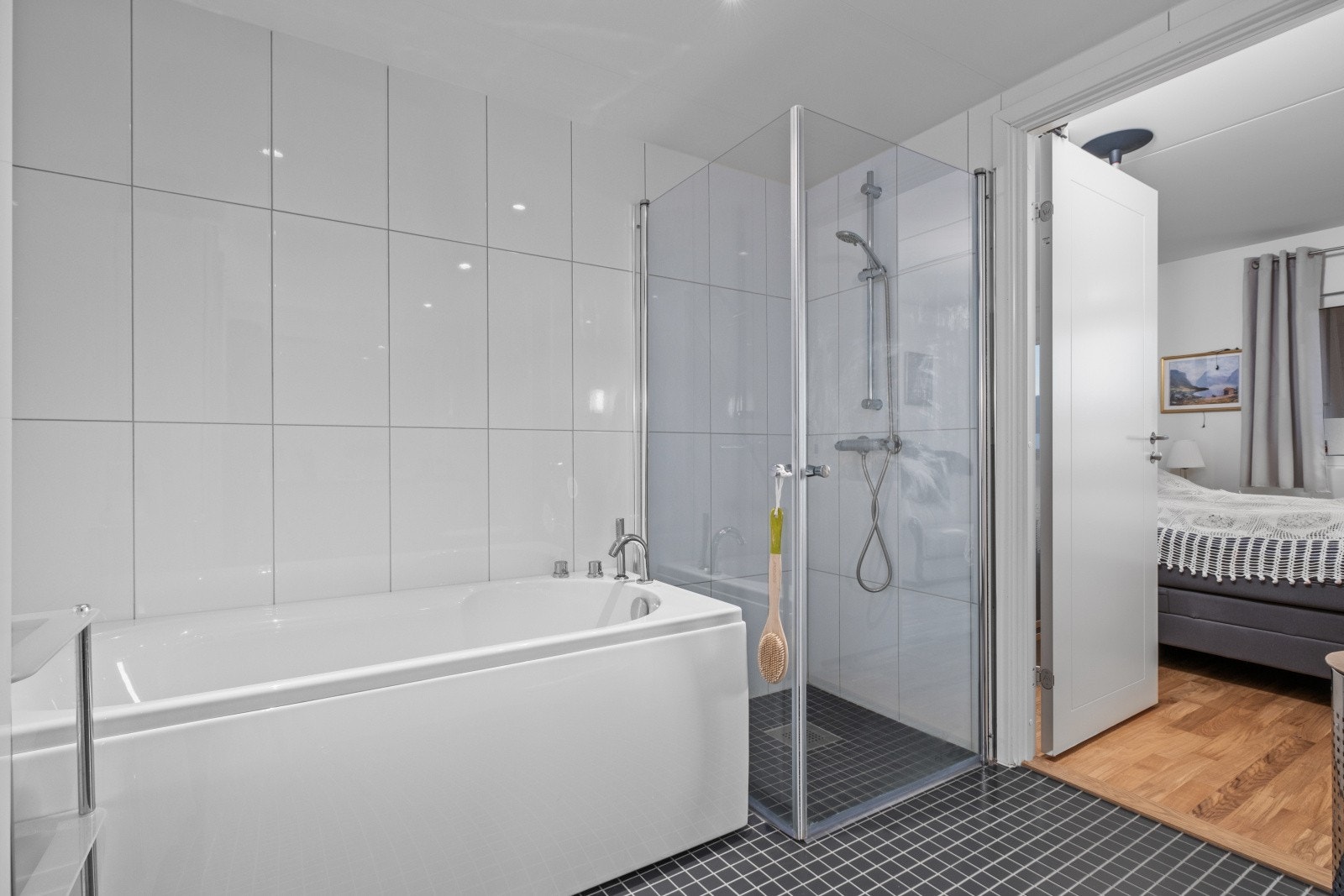 Bad nummer to er innredet med badekar, innfellbare dusjvegger og innredning. Galleribilde