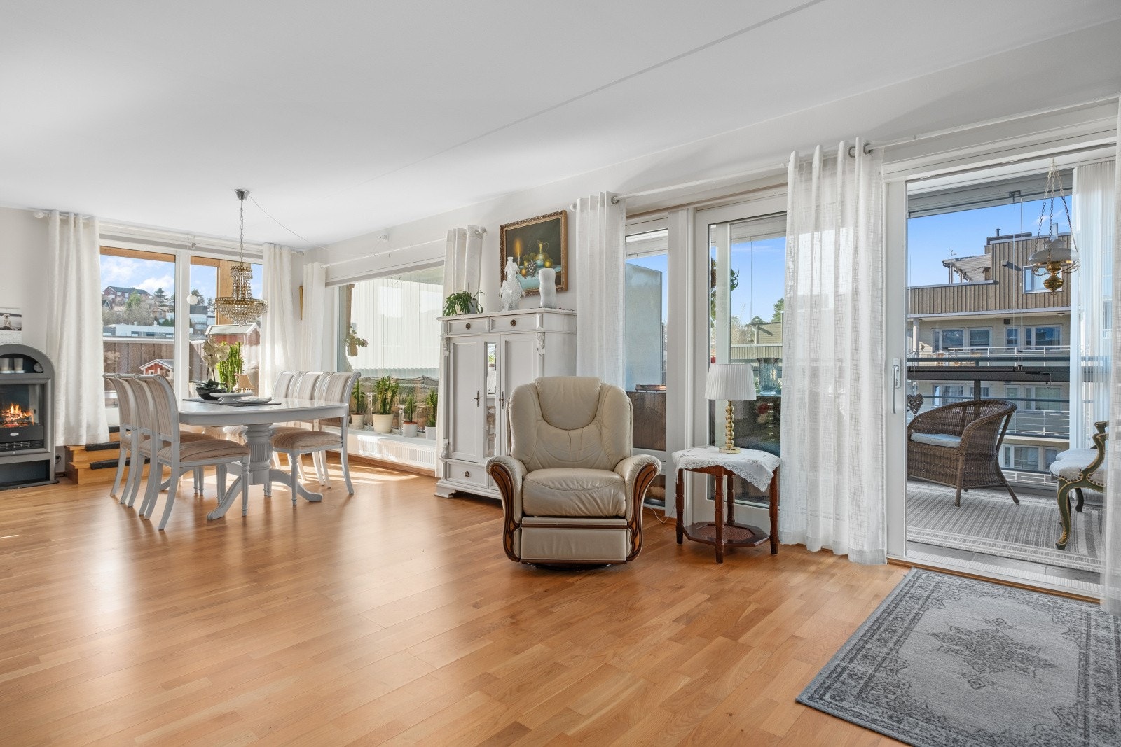 Romslig stue med utgang til uteområder, og med plass til spisebord og sofa. Galleribilde