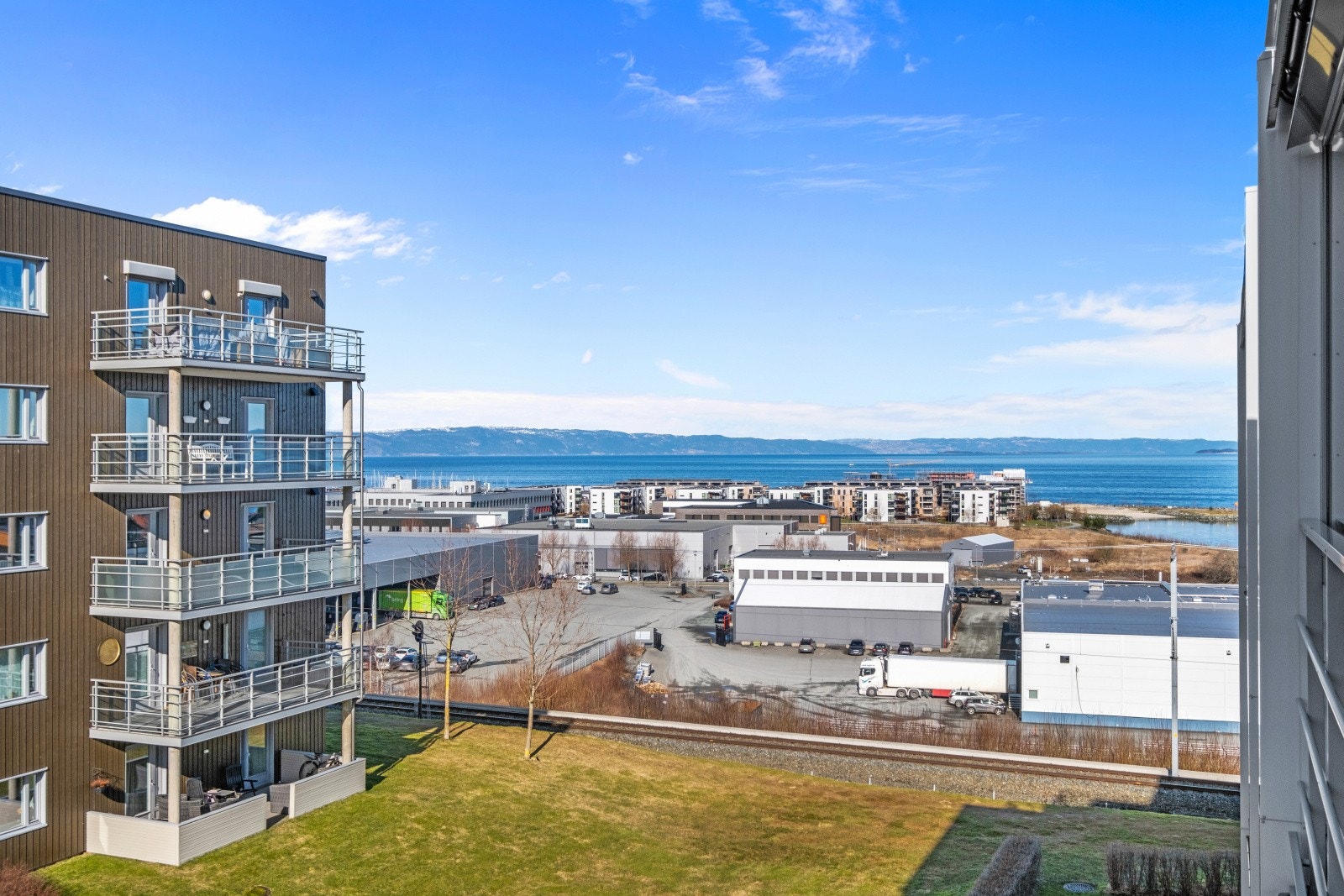 Utsikt fra den ene balkongen mot sjøen. Galleribilde
