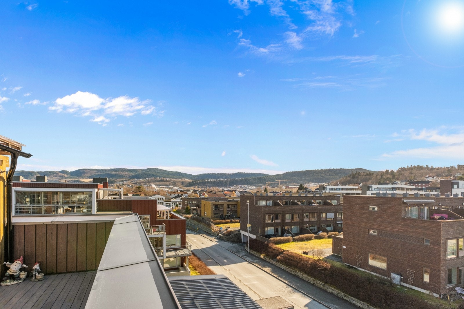 Med beliggenhet i byggets øverste etasje har man nydelig utsyn og gode solforhold. Galleribilde