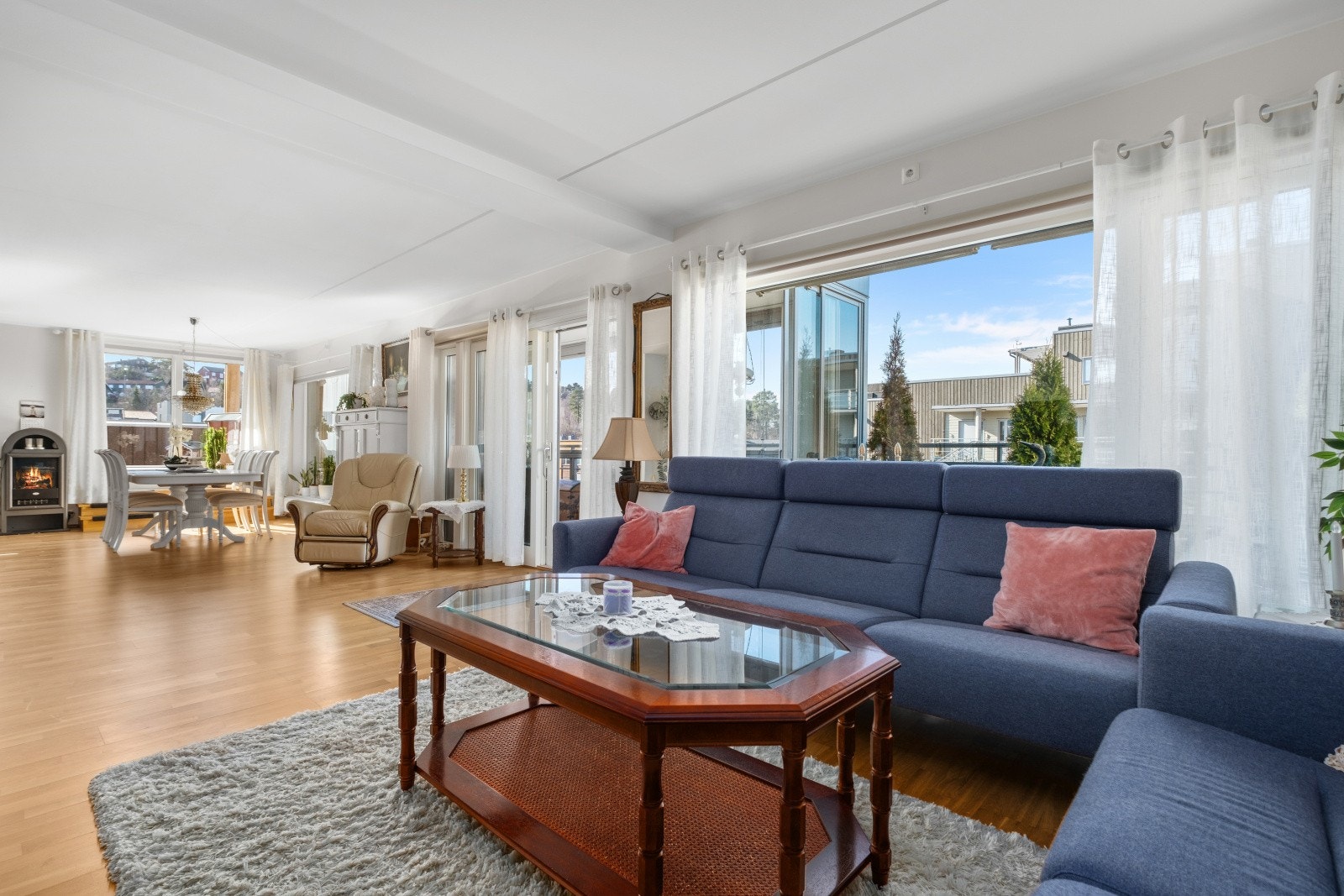 Delen av stuen med blå sofa blir gjort om til leilighetens tredje soverom før overtakelse Galleribilde