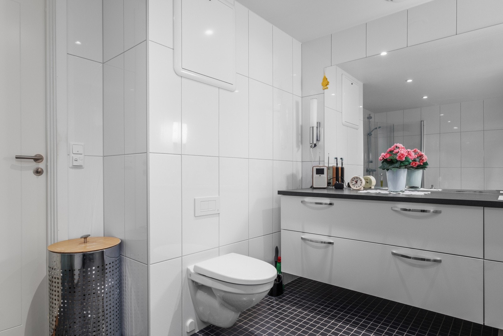 Det er vame i gulv, og vegghengt wc. Galleribilde