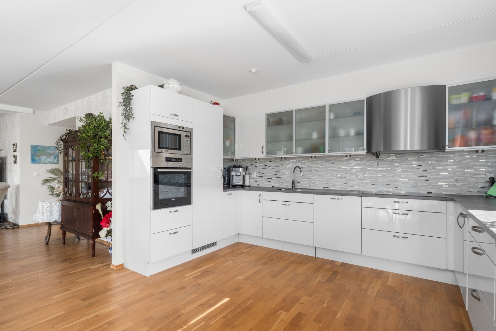 Kjøkkenet har direkte adkomst til stuen og spisestue. Galleribilde