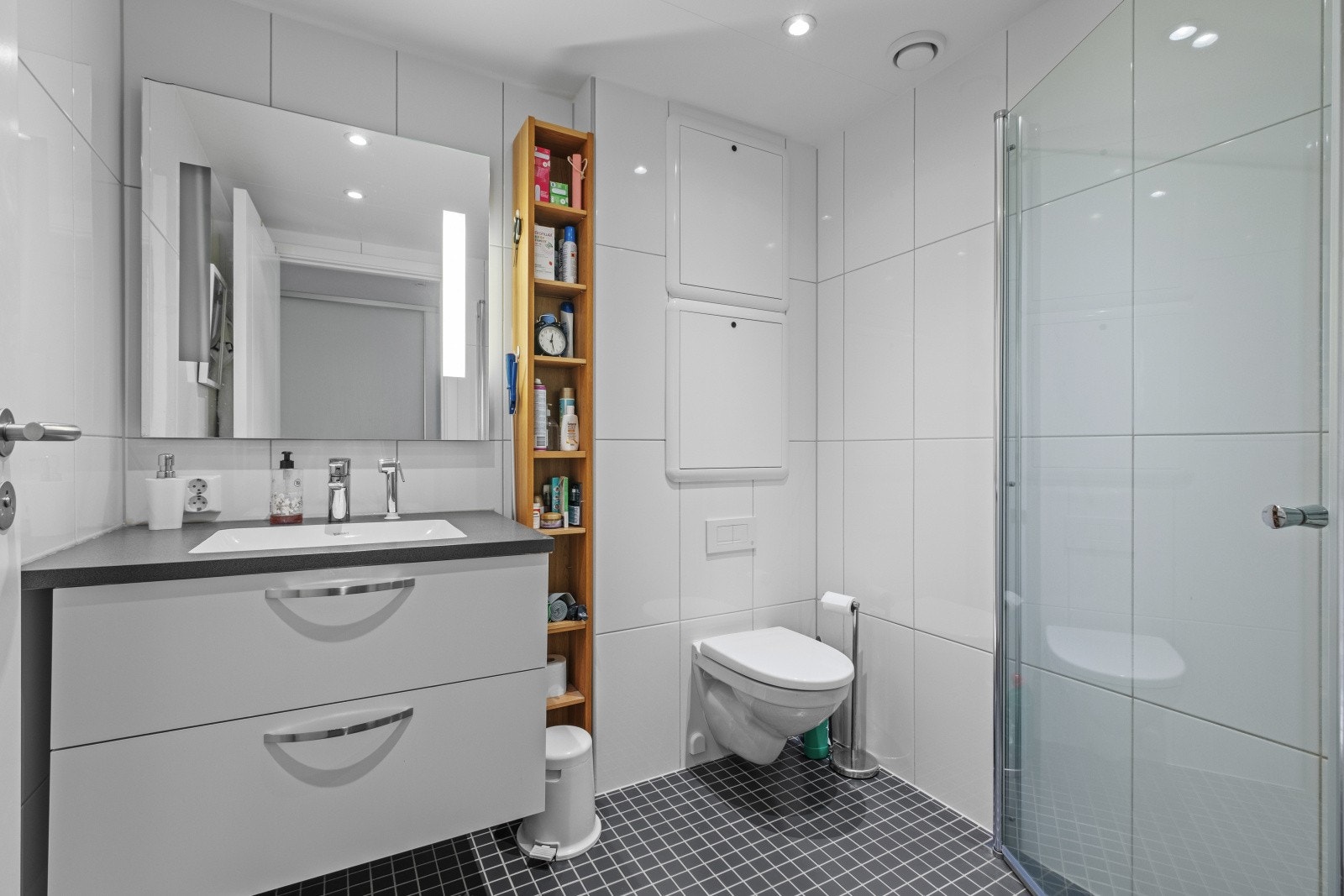 Første badet har servant med underskuffer, innfellbare dusjvegger og wc. Varme i gulv. Galleribilde