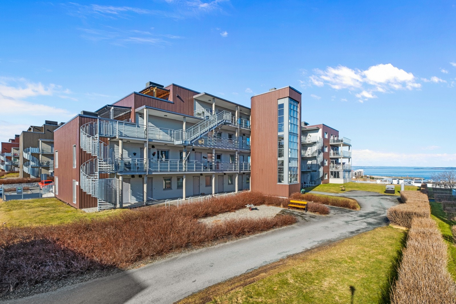 Leiligheten ligger fint til i ett etablert område, med kort vei til Grilstad Marina. Galleribilde