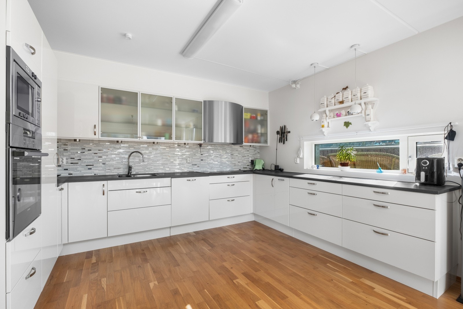 Pent kjøkken som holder en høy standard. Innredet med oppvaskmaskin, mikro, komfyr og oppvaskmaskin Galleribilde