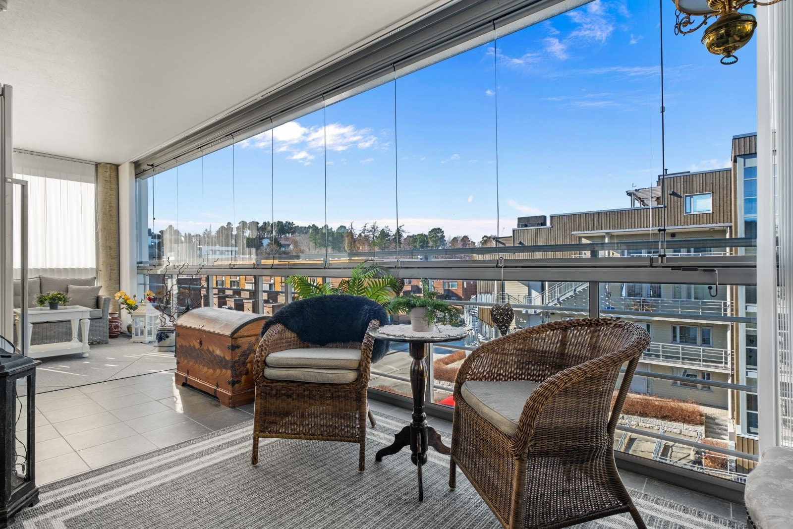 Den ene balkongen er innglasset, og er med det en forlengelse av leiligheten. Galleribilde