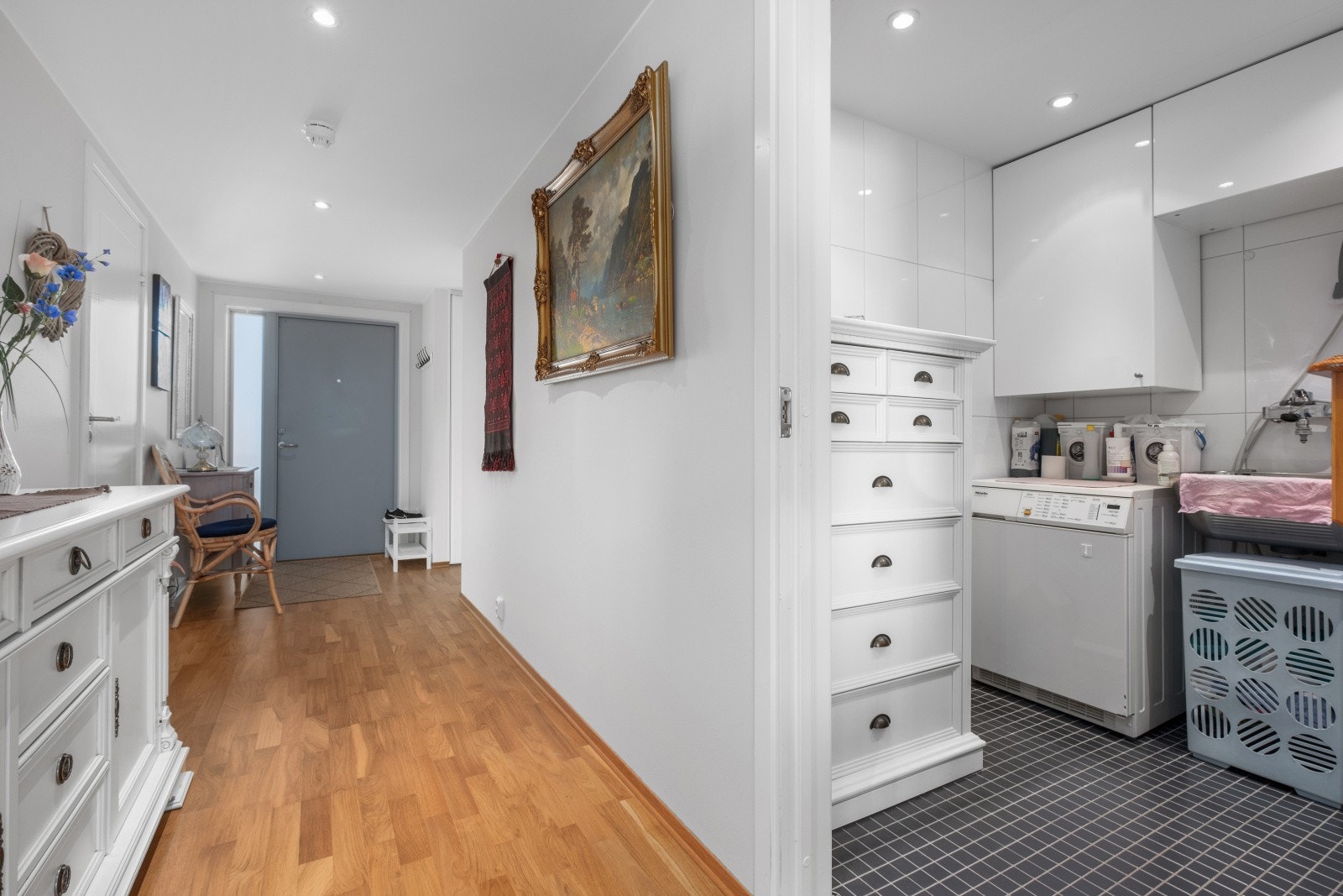 Leiligheten har også ett eget vaskerom i tillegg til badene. Galleribilde