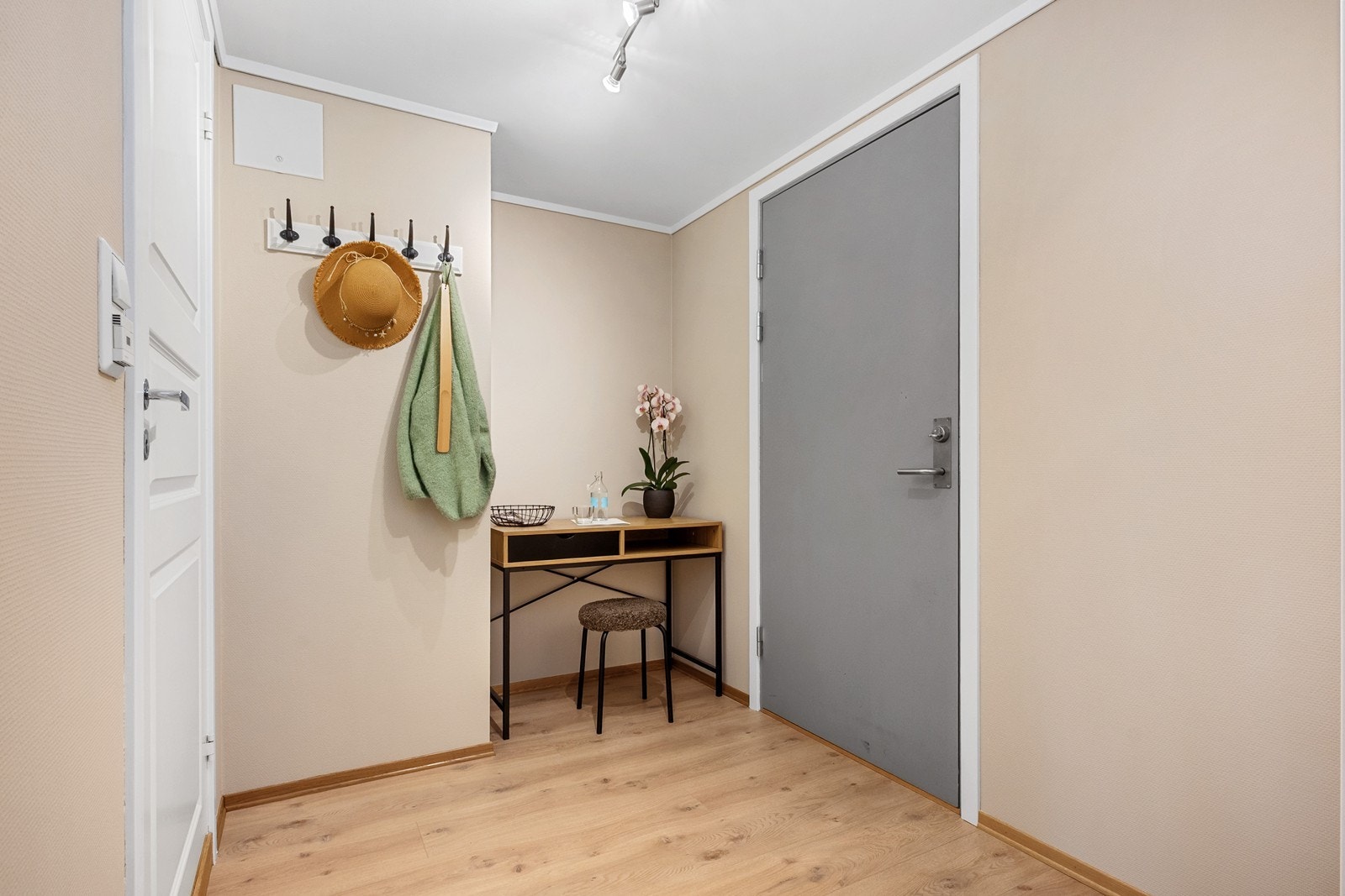 Entreen er romslig og innbydende med spotbelysning, knaggrekke og plass til garderobemøbel, kontorpult el.l i nisje. Galleribilde