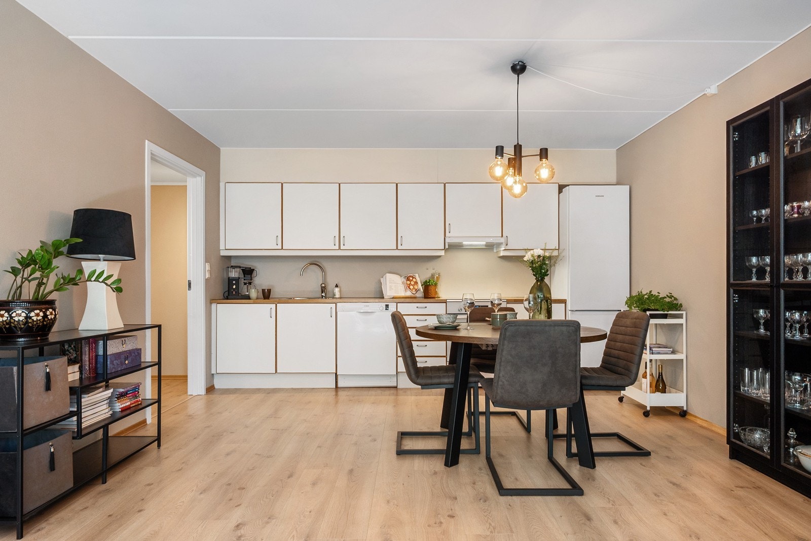 Spisebordet er naturlig plassert i sone ved kjøkken, perfekt for hverdag og sosiale sammenkomster. Galleribilde