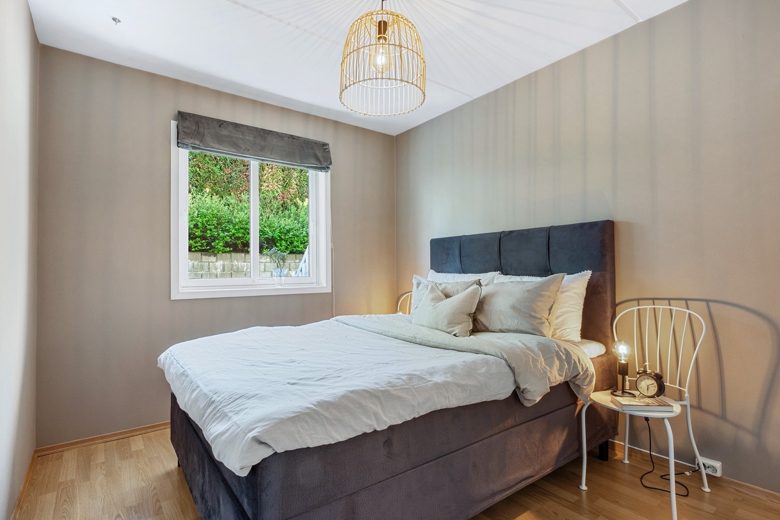 Soverommet er romslig med sydvendt vindu og god plass til dobbeltseng. Galleribilde