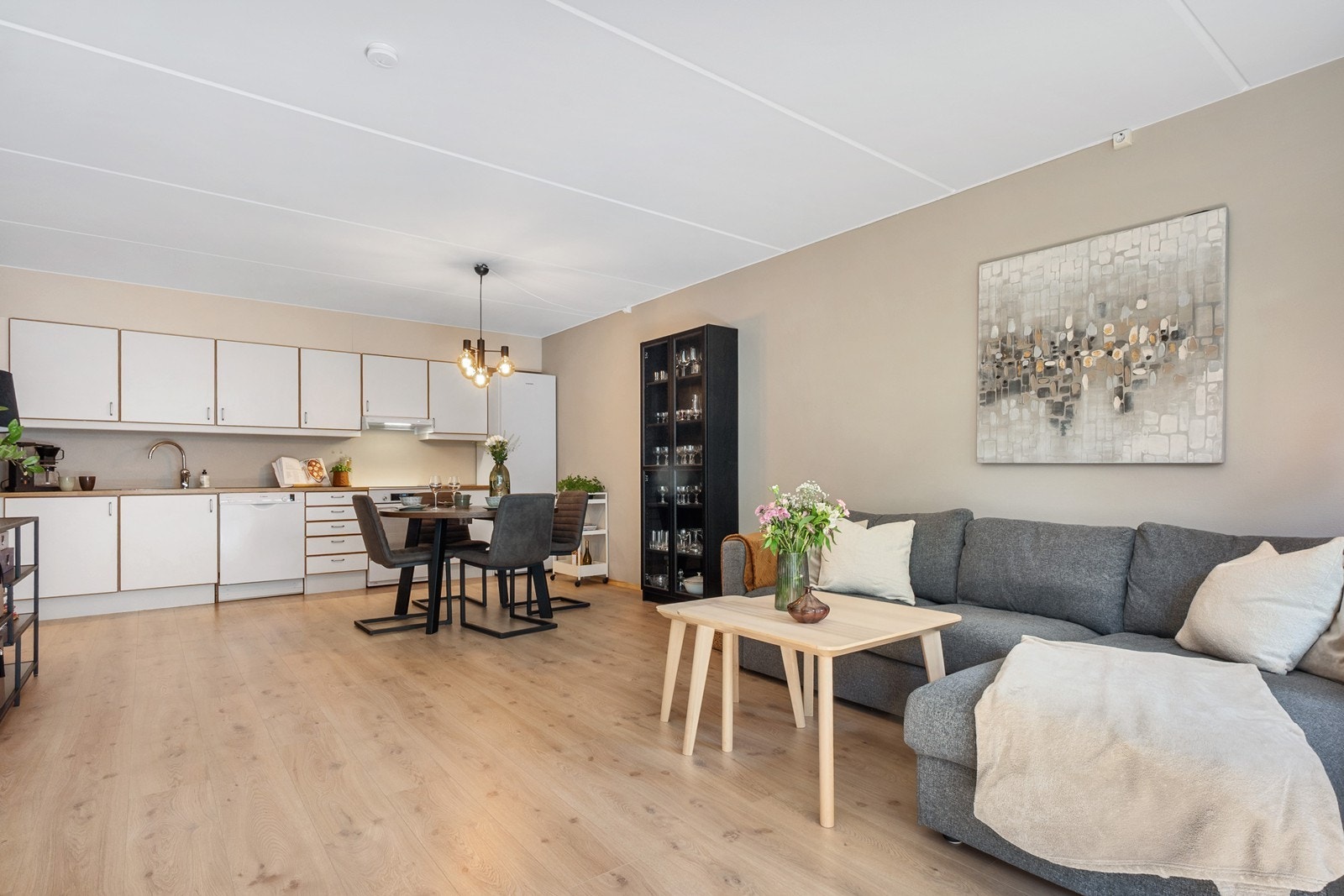 Stuen er romslig med god plass til både sofaløsning og spisestue. Galleribilde