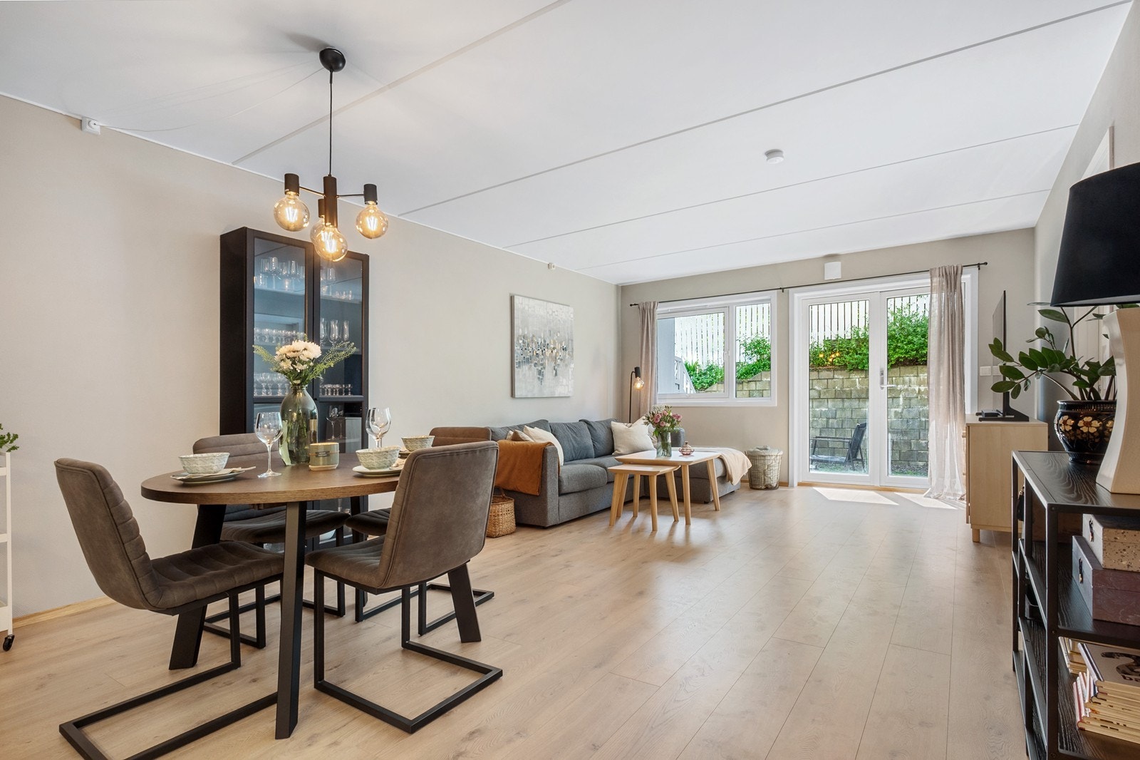 En lys og pen leilighet med velholdt standard og fin planløsning - kun et steinkast fra Moss sentrum! Galleribilde