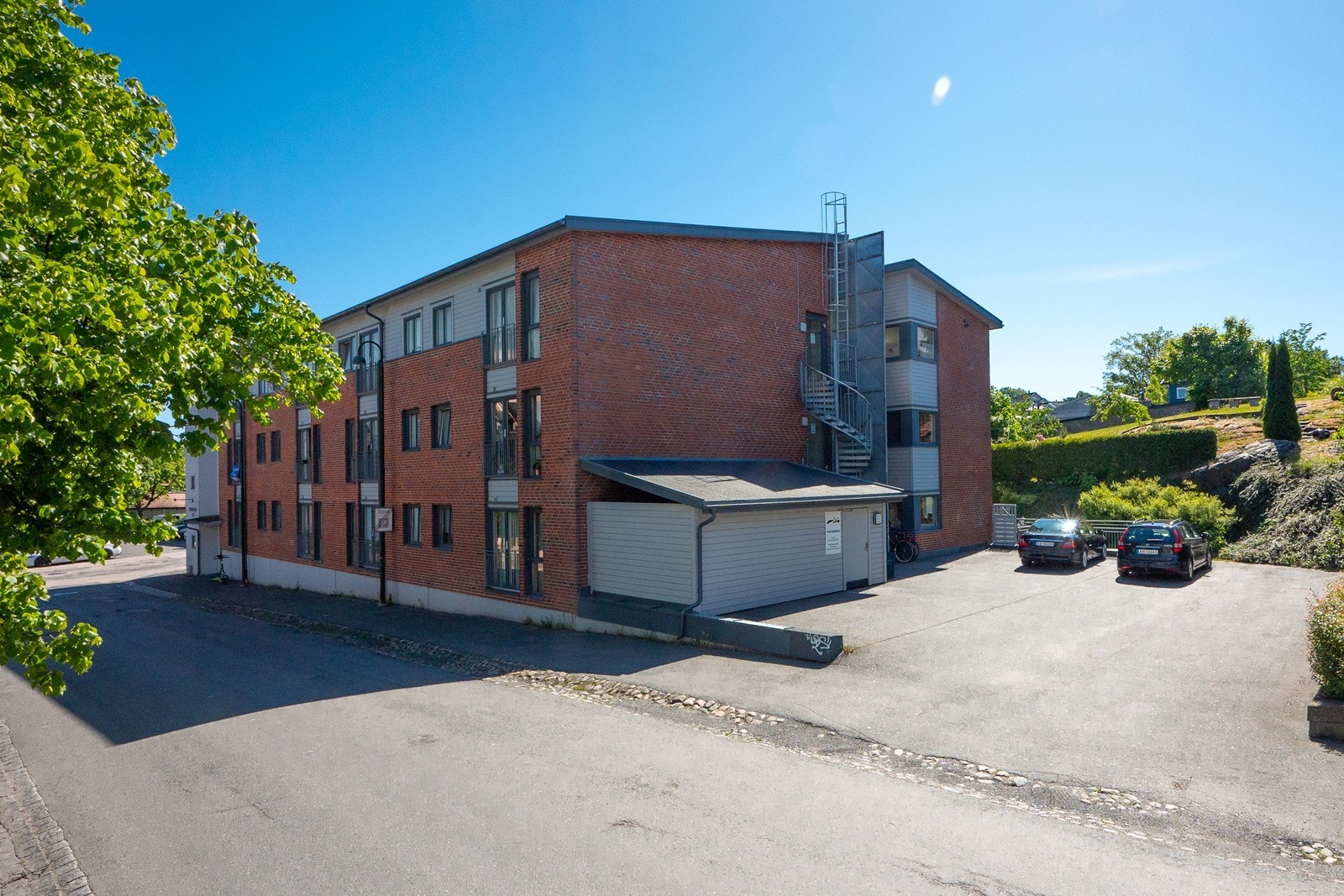 Løkkegata 33 er det gjenkjennelige bygget på hjørnet på Skarmyra. Det er parkering og bod i garasjeanlegg, og heis i bygget. Galleribilde