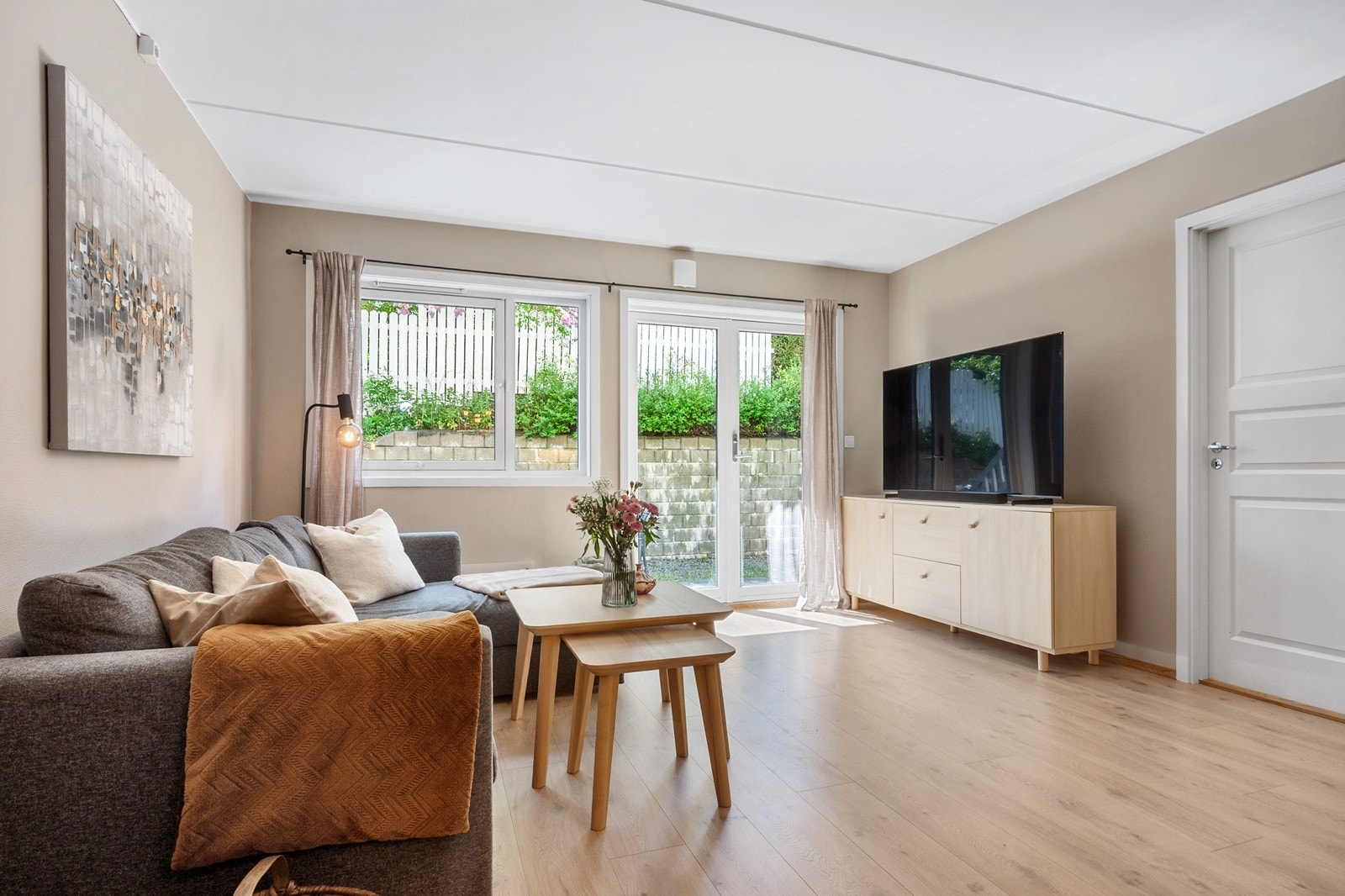 Store vindusflater mot syd sørger for rikelig med naturlig lys gjennom hele dagen. Galleribilde