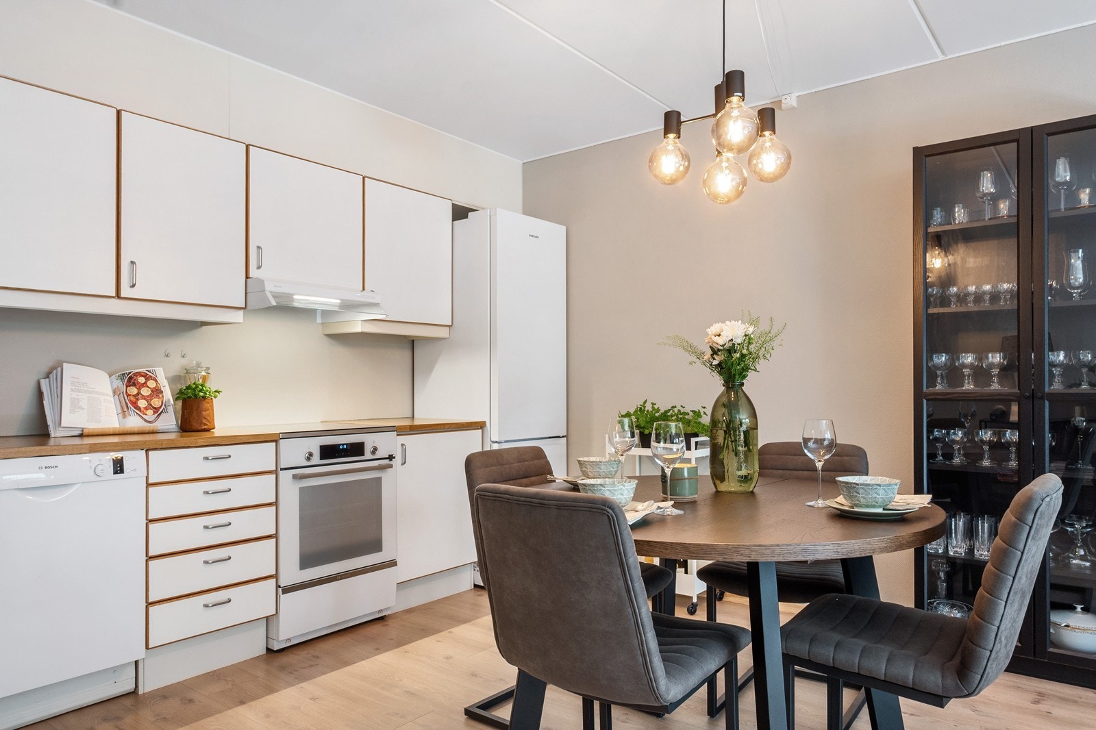 Kjøkkenet er praktisk plassert langs en vegg i det åpne rommet. Galleribilde