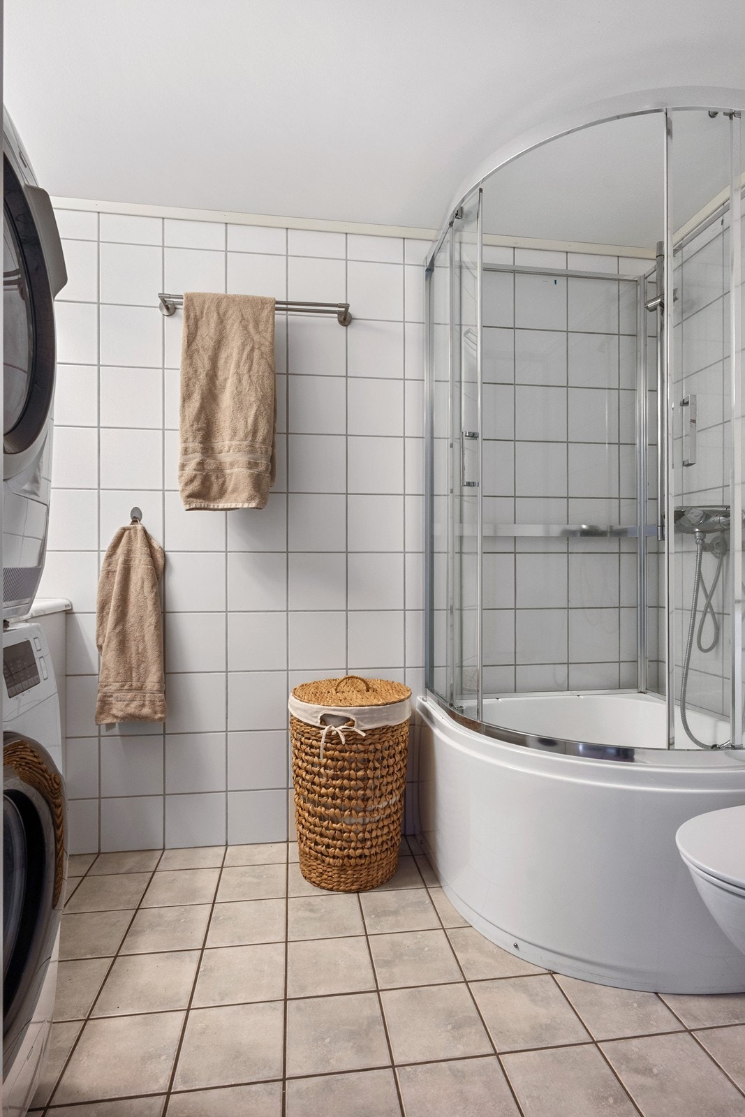 Rommet er videre innredet med dusjkabinett med dyp bunn, toalett fra 2025 og håndkleholder. Galleribilde