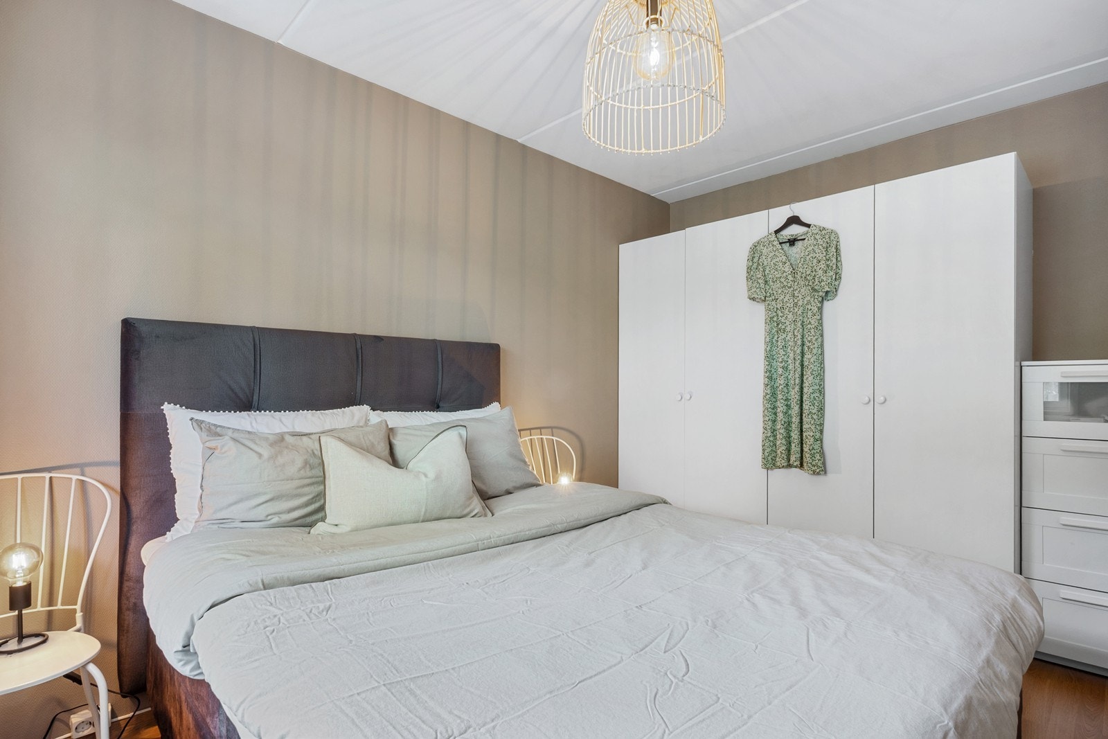 To doble garderobeskap og plass til ytterligere møblement gir enkel orden i klær og tilbehør. Galleribilde