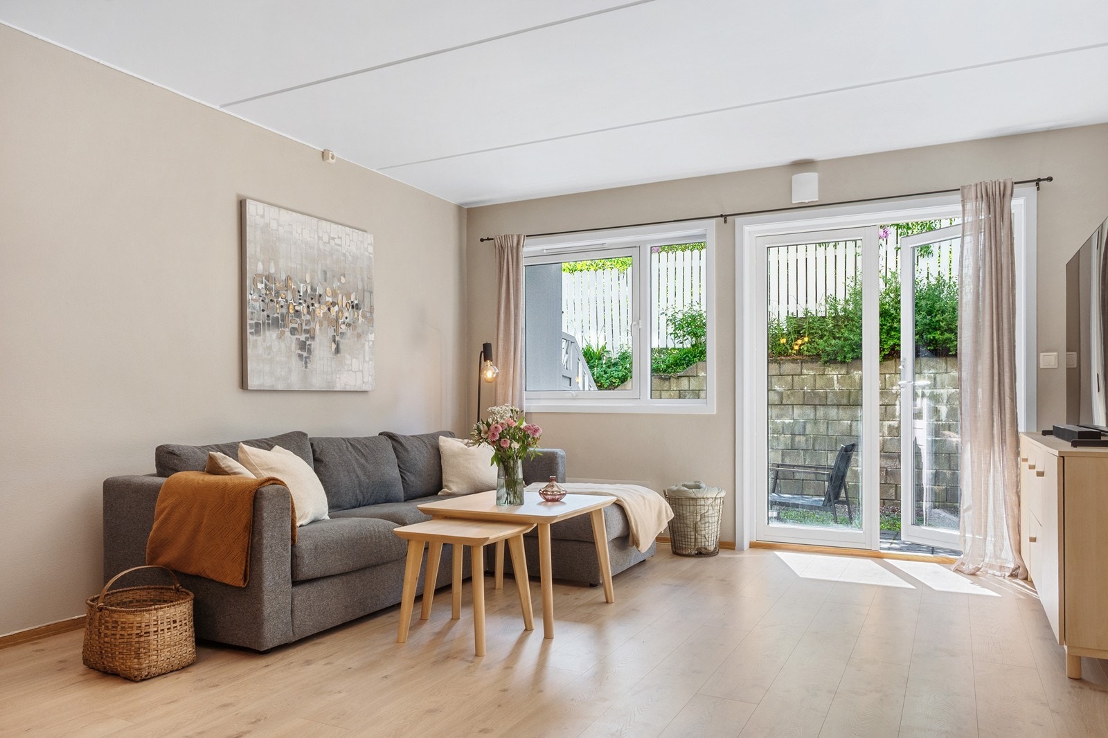 Dobbel terrassedør slipper uteområdet inn og leder ut til skjermet uteplass på 17 kvm. Galleribilde