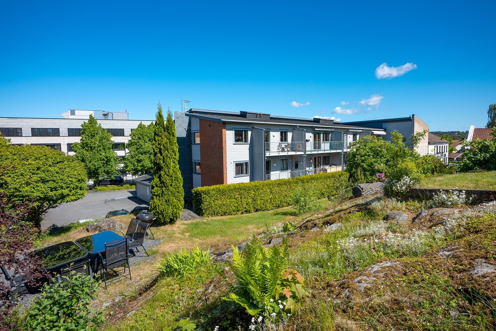 Videre har tomten naturterreng med fjellformasjoner, planter og blomster, samt trær, bed og prydbusker. Galleribilde