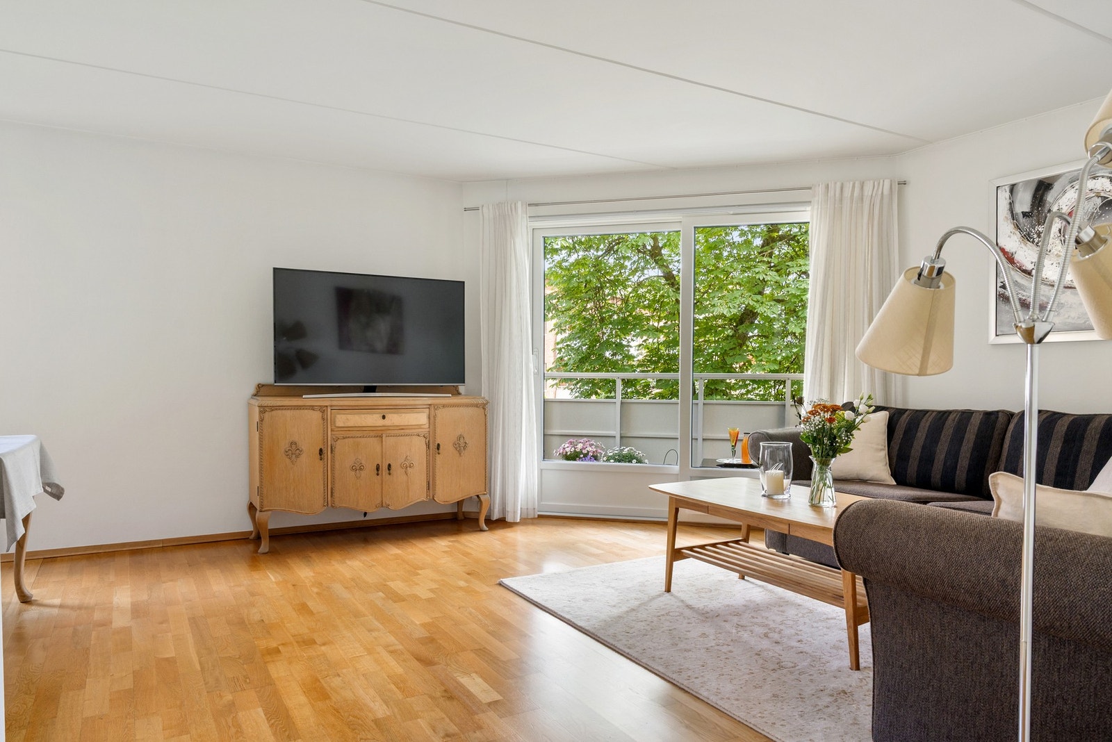 Stuen oppleves som romslig med godt naturlig lysinnslipp. Galleribilde