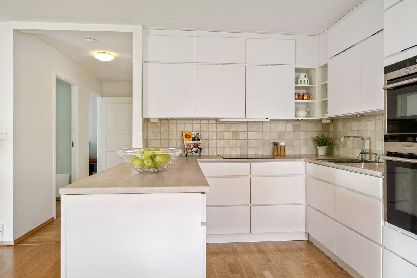 Lekkert og tidløst kjøkken med svært god skap- og benkeplass. Galleribilde