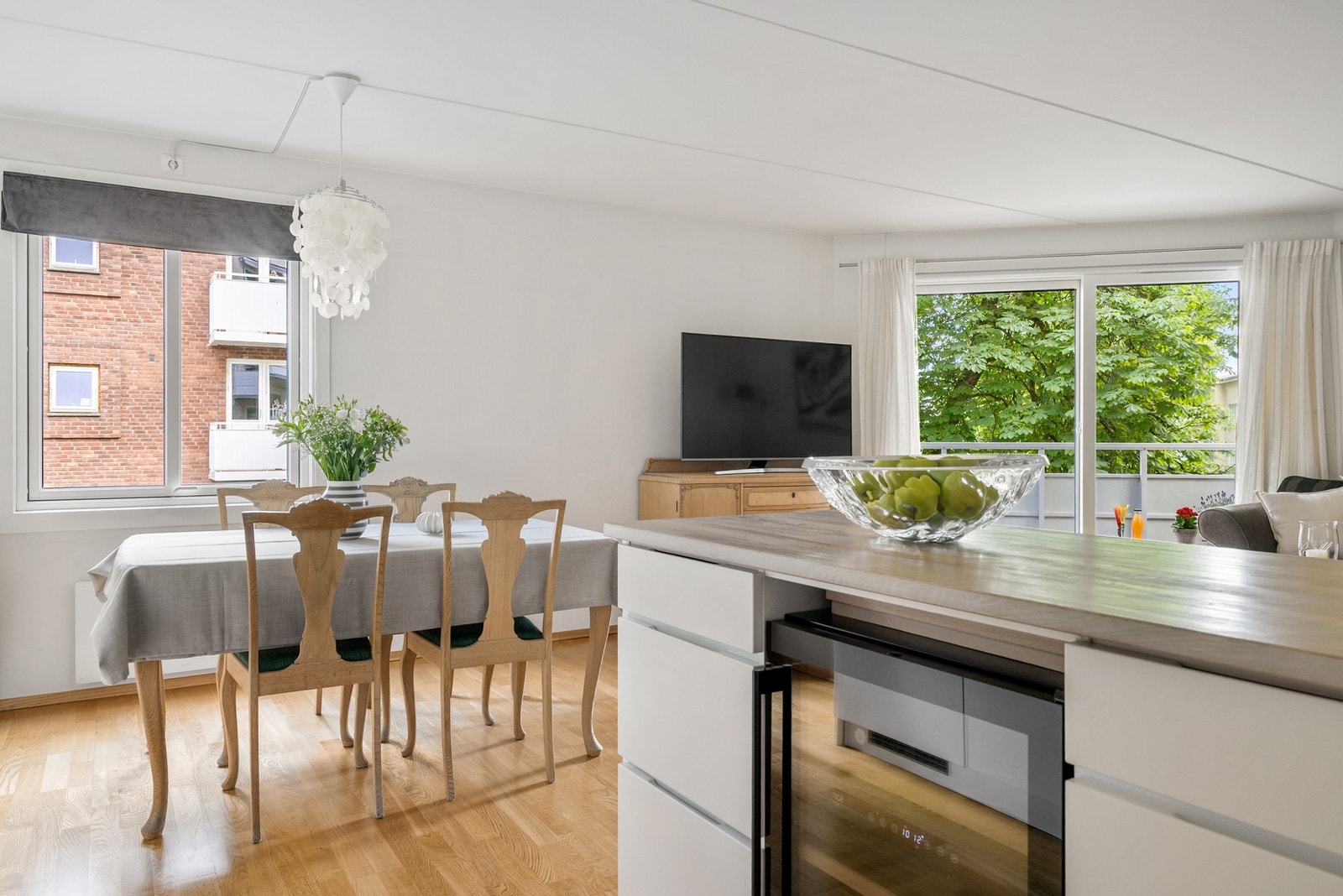 Hverdagsluksus med vinskap med 2 temperatursoner og kapasitet til hele 46 vinflasker. Galleribilde