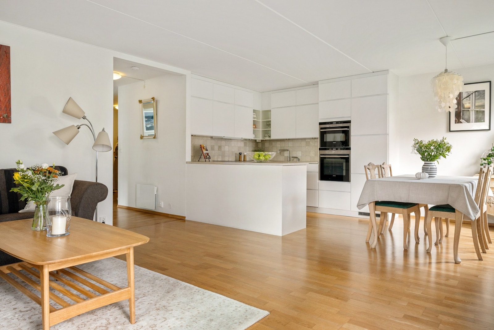 Sosial og åpen stue-/kjøkkenløsning. Galleribilde