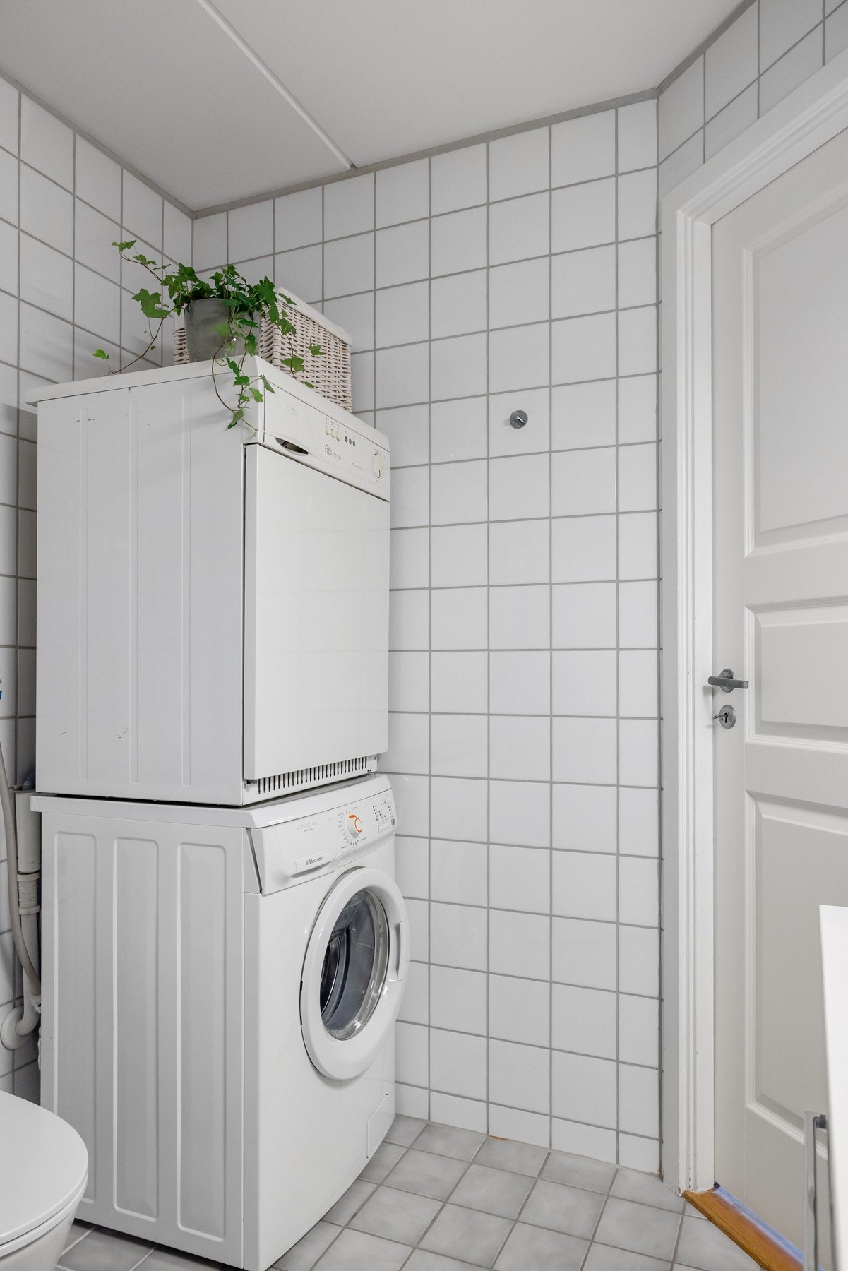 Opplegg til både vaskemaskin og tørketrommel. Vaskemaskin kan medfølge om ønskelig. Galleribilde