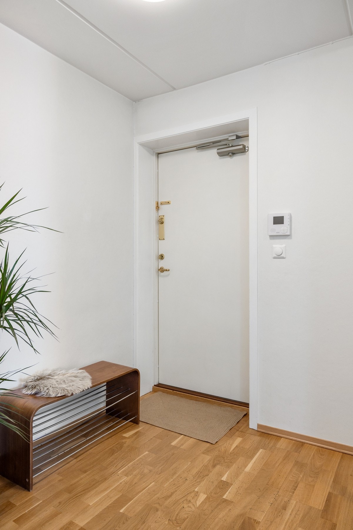 Romslig entré med plass til sittebenk, oppheng av yttertøy mm. Galleribilde