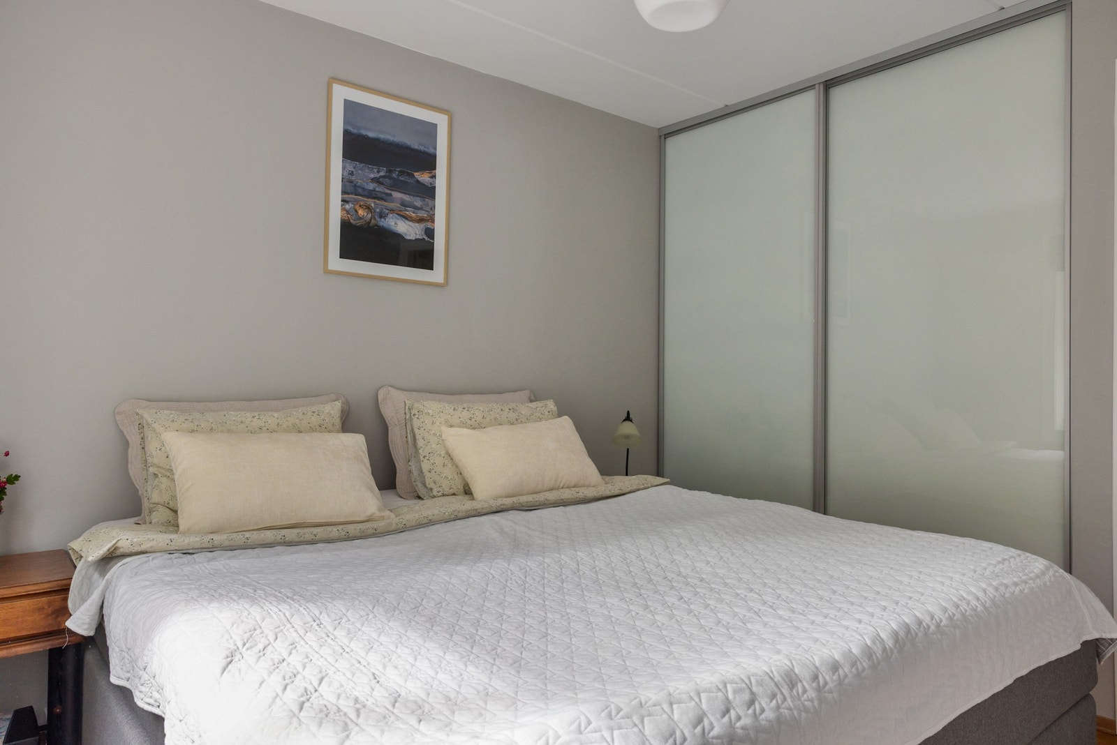 Godt med skapplass i skyvedørsgarderobe. Galleribilde