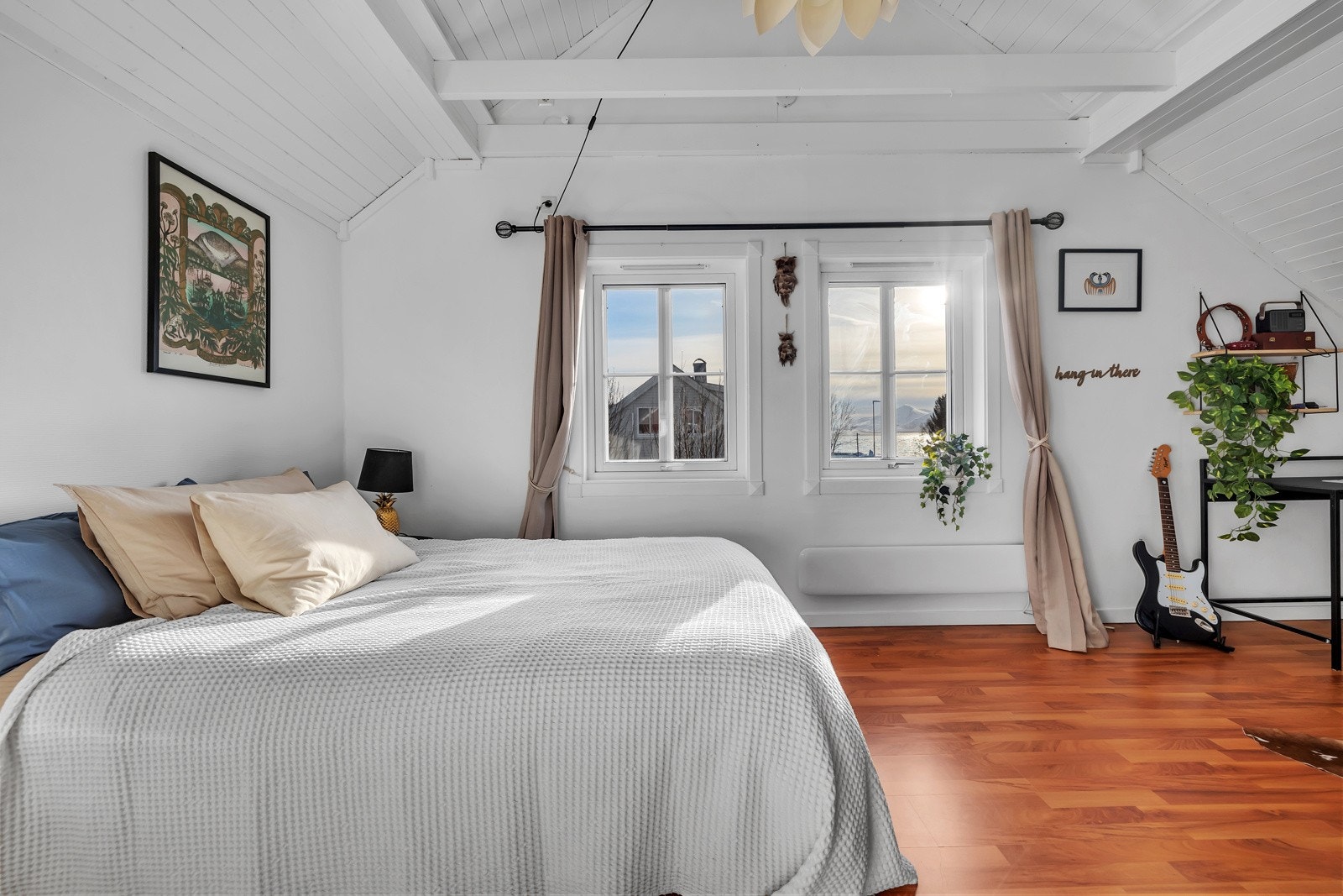 Her er det rikelig med plass til både dobbeltseng og møblement Galleribilde