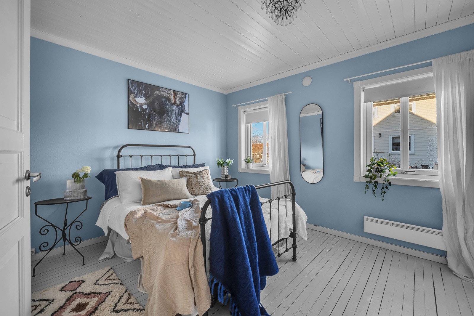 Her er det rikelig med plass til både dobbeltseng og garderobe Galleribilde