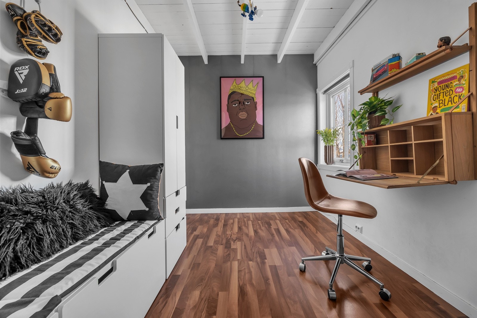 Mot nord i denne etasjen finner du en flott avdeling bestående av 2 rom og hems, - et soverom i soverommet Galleribilde