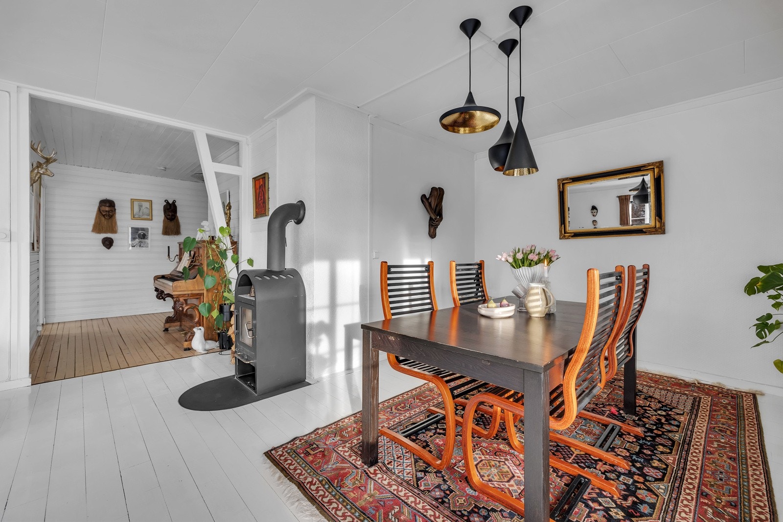 Stua er innbydende og koselig med rikelig plass til både daglig- og spisestue Galleribilde