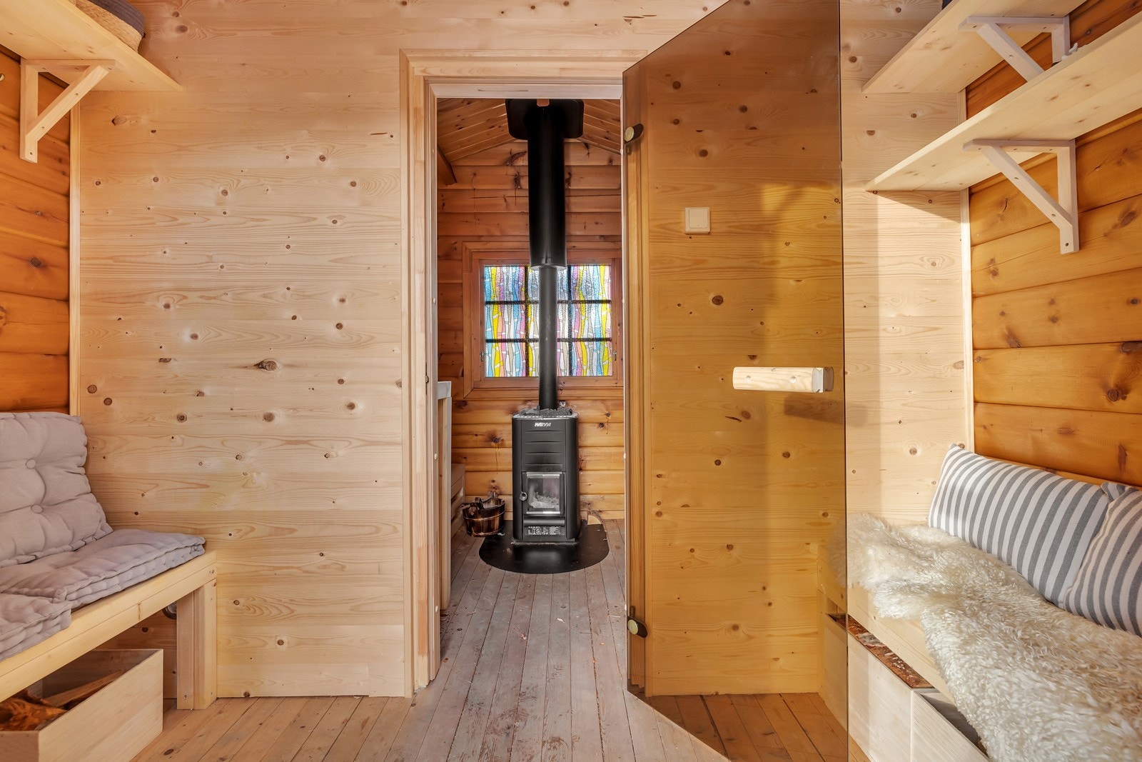 ..og en flott sauna med et herlig for-rom innredet med sitteplasser Galleribilde